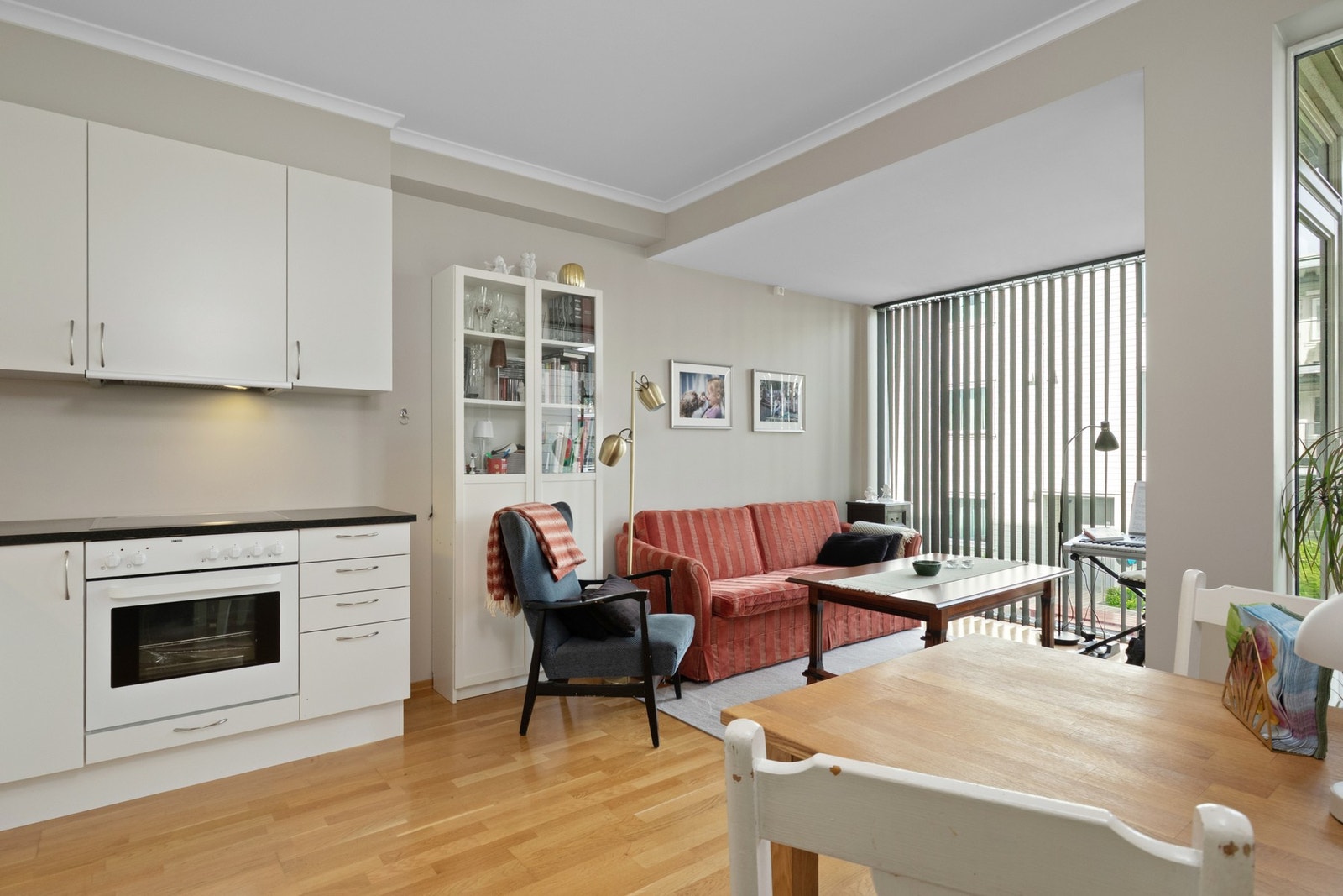 Rommet har parkettgulv, lysmalte overflater, store vinduer og utgang til balkong. Galleribilde