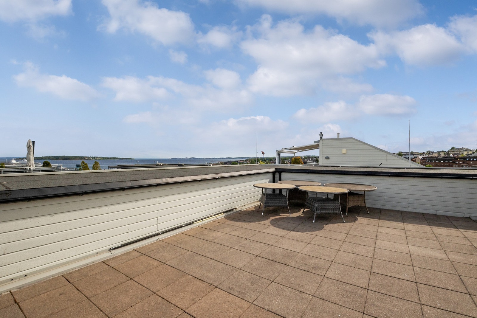 Fra fellesterrassen er det flott utsikt ned til Oslofjorden og Bastøferjene. Galleribilde