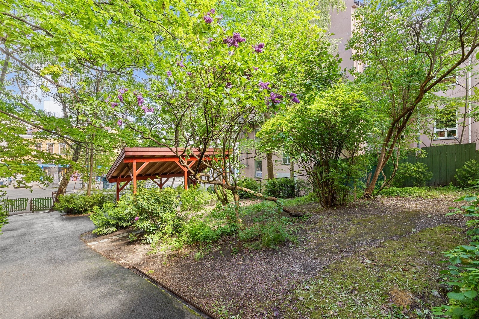 Den sentrale beliggenheten gjør eiendommen særlig attraktiv, beliggende i indre by og med flere frukttrær på tomten Galleribilde