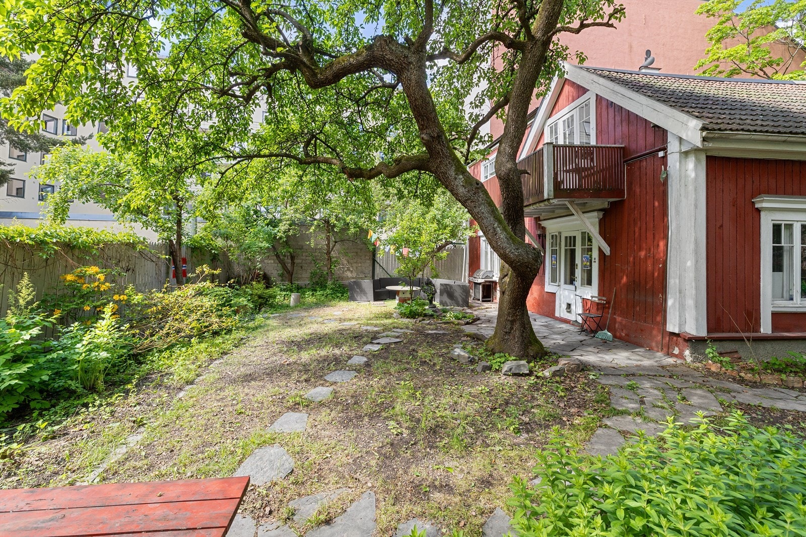 Før i tiden lå Sæterhytten nærmest på landet med gressende kyr omkring, byen har vokst opp omkring siden da Galleribilde