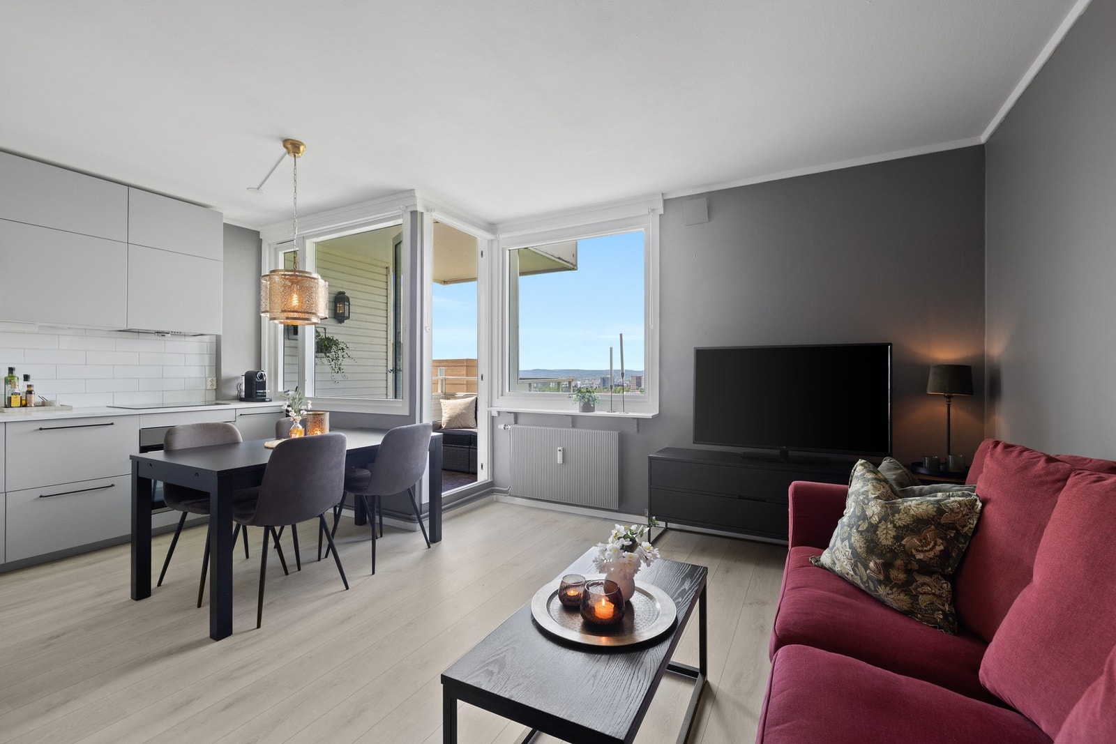 Det er god plass til sofa med tilhørende møblement samt spisebord. Galleribilde