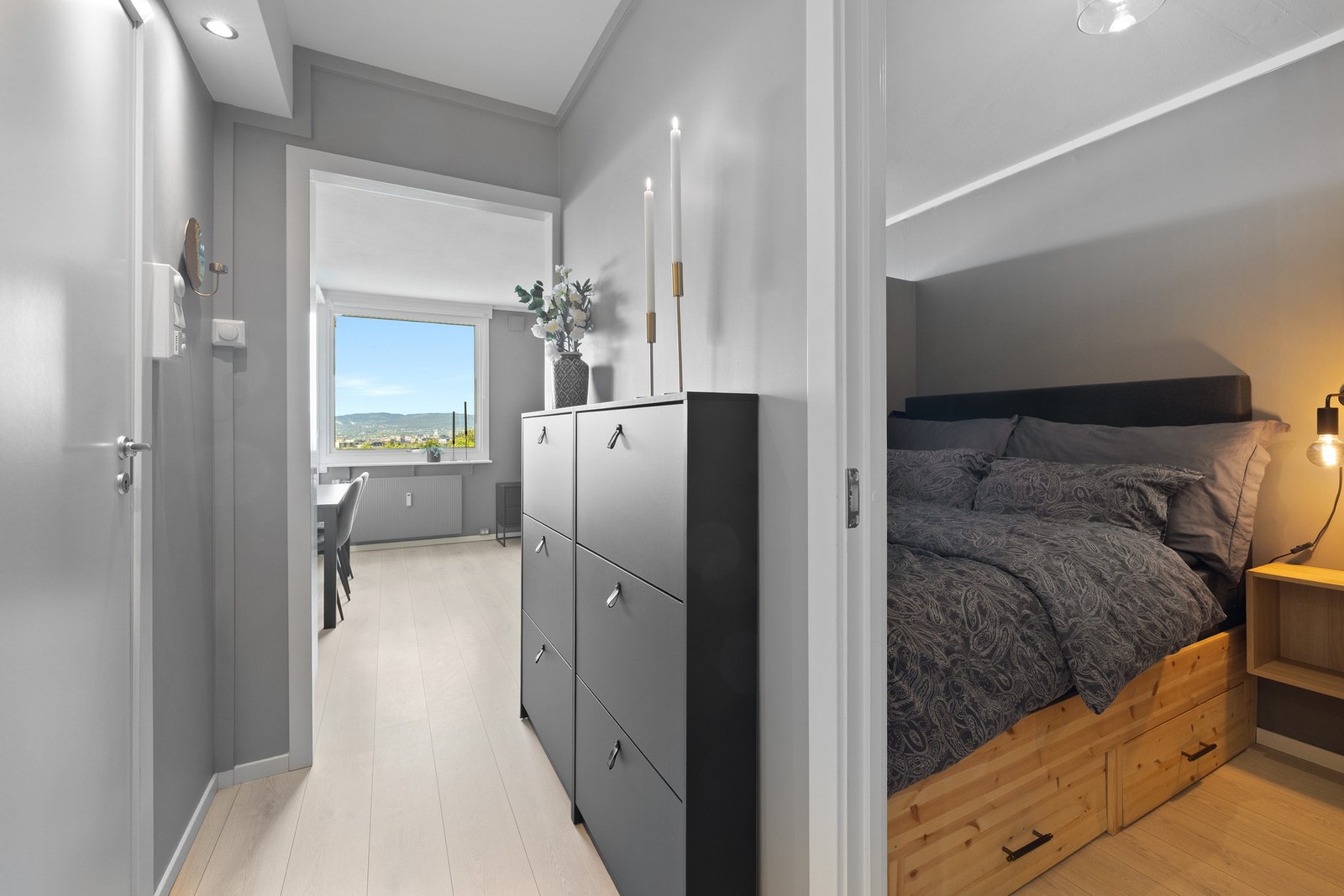 Innbydende entré som gir et godt førsteinntrykk av boligen. Galleribilde