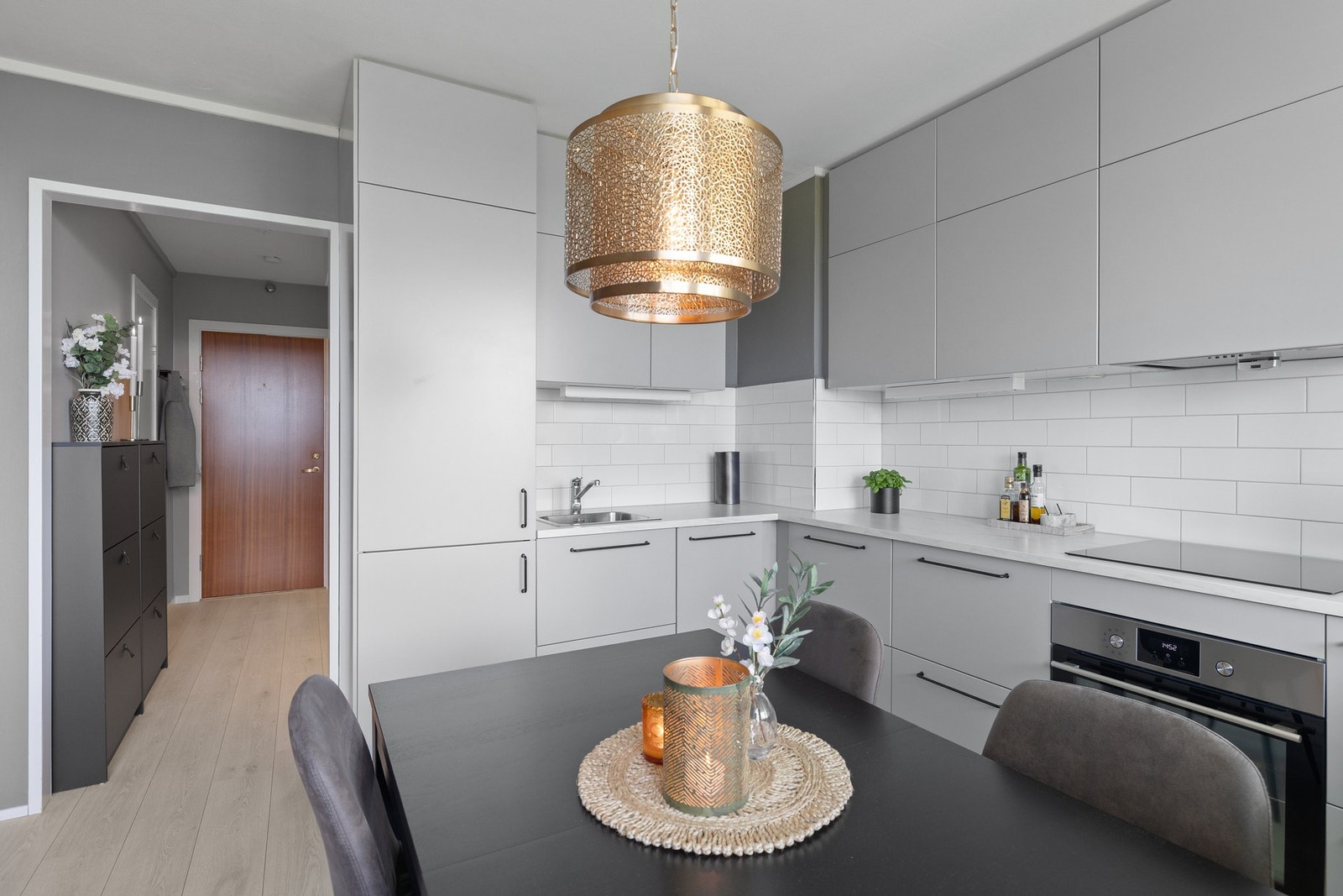 Delikat og pent IKEA kjøkken fra 2017 som har godt med skap-og benkeplass Galleribilde