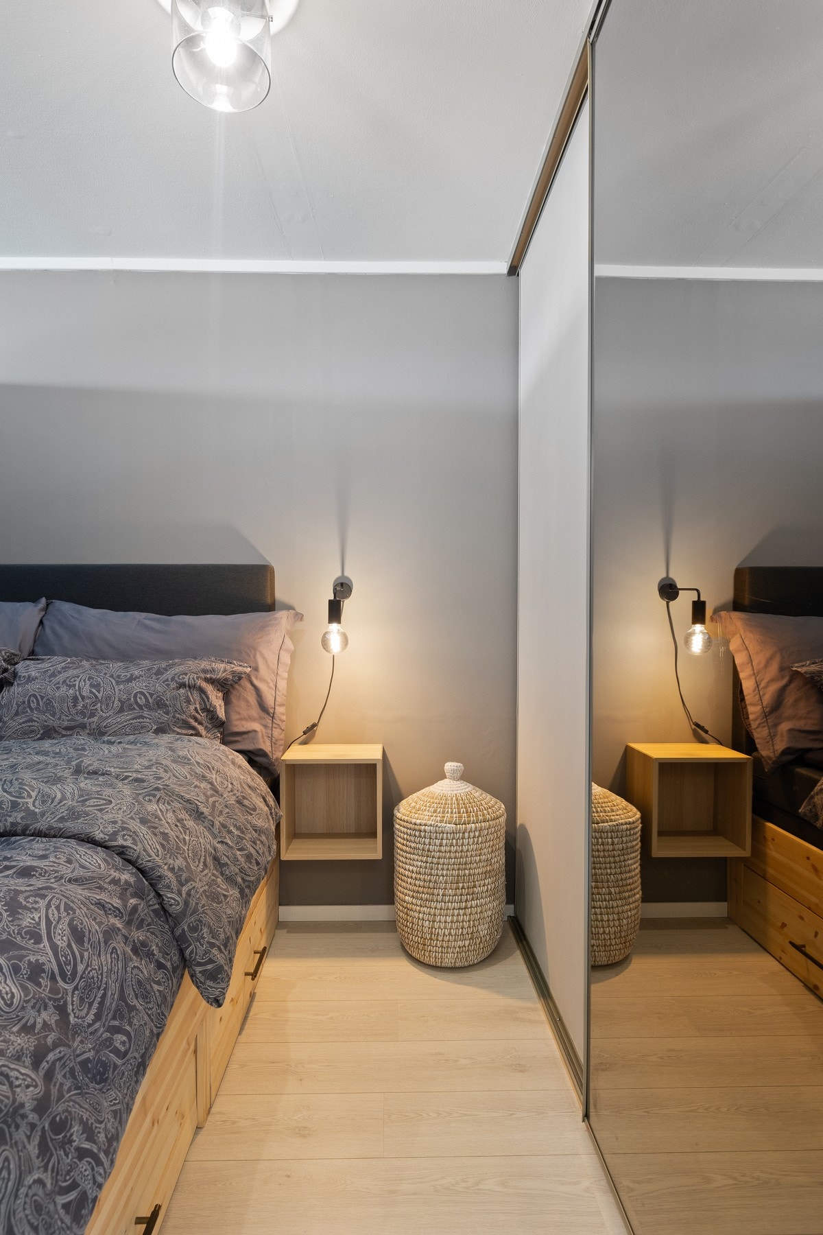 Det medfølger stor skyvedørsgarderobe med god oppbevaringsplass. Galleribilde