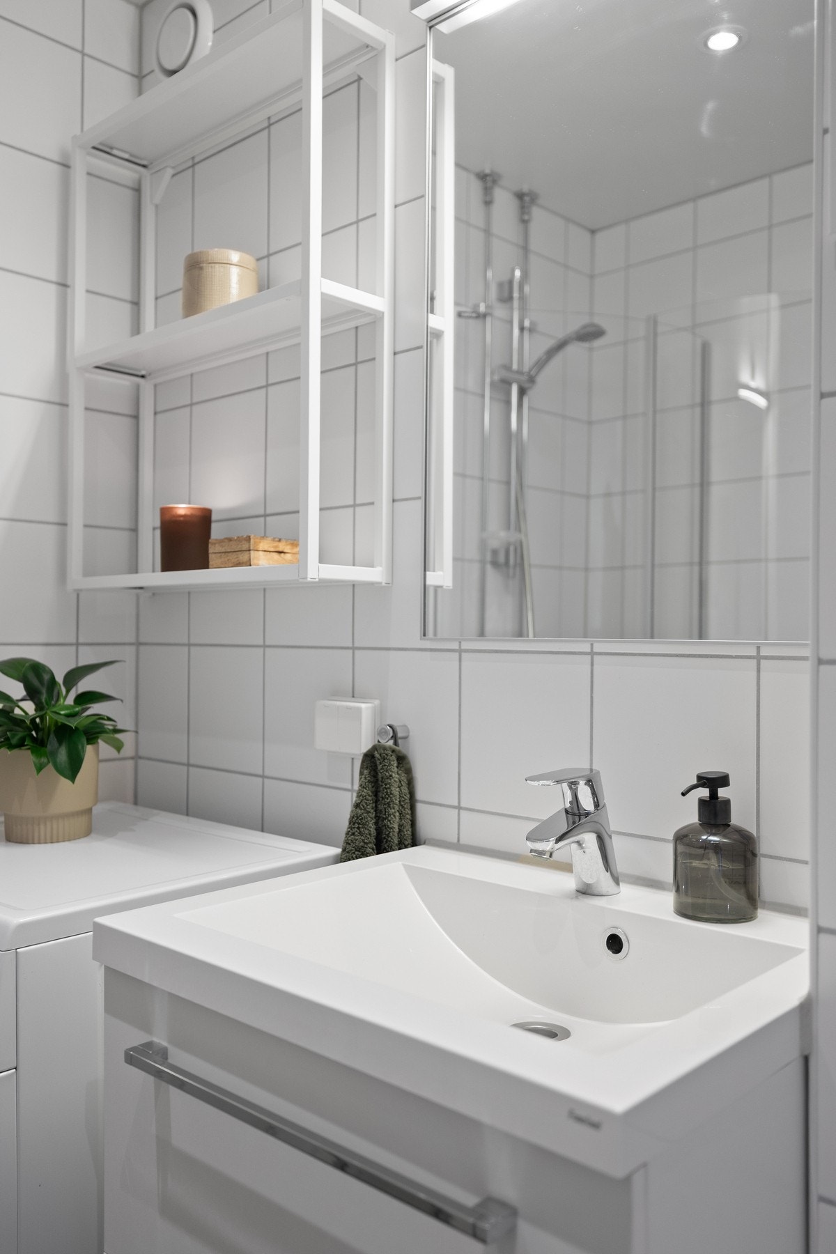 Innredningen er bestående av servant med underskap, speil med lys over, dusjhjørne med svingbare glassdører, veggmontert toalett med
innebygget sisterne Galleribilde