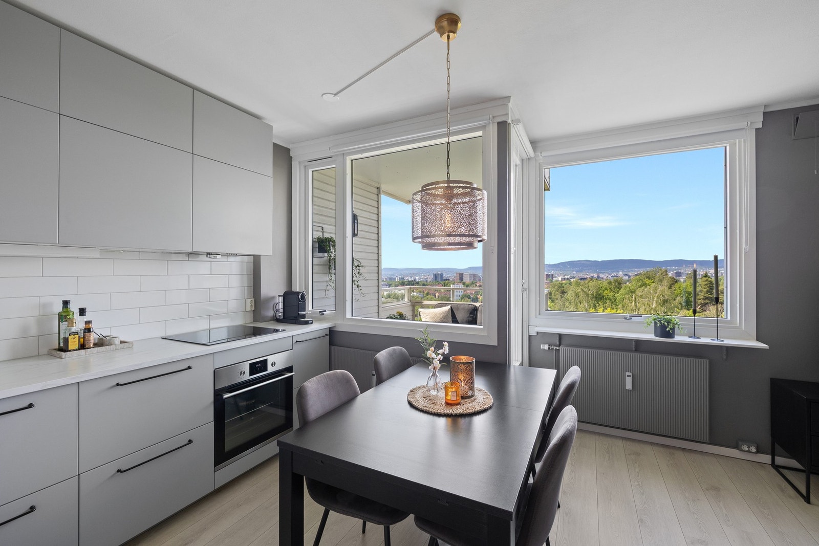 Pent IKEA kjøkken fra 2017 med lyse overflater. Denne leiligheten er verdt en titt! Galleribilde