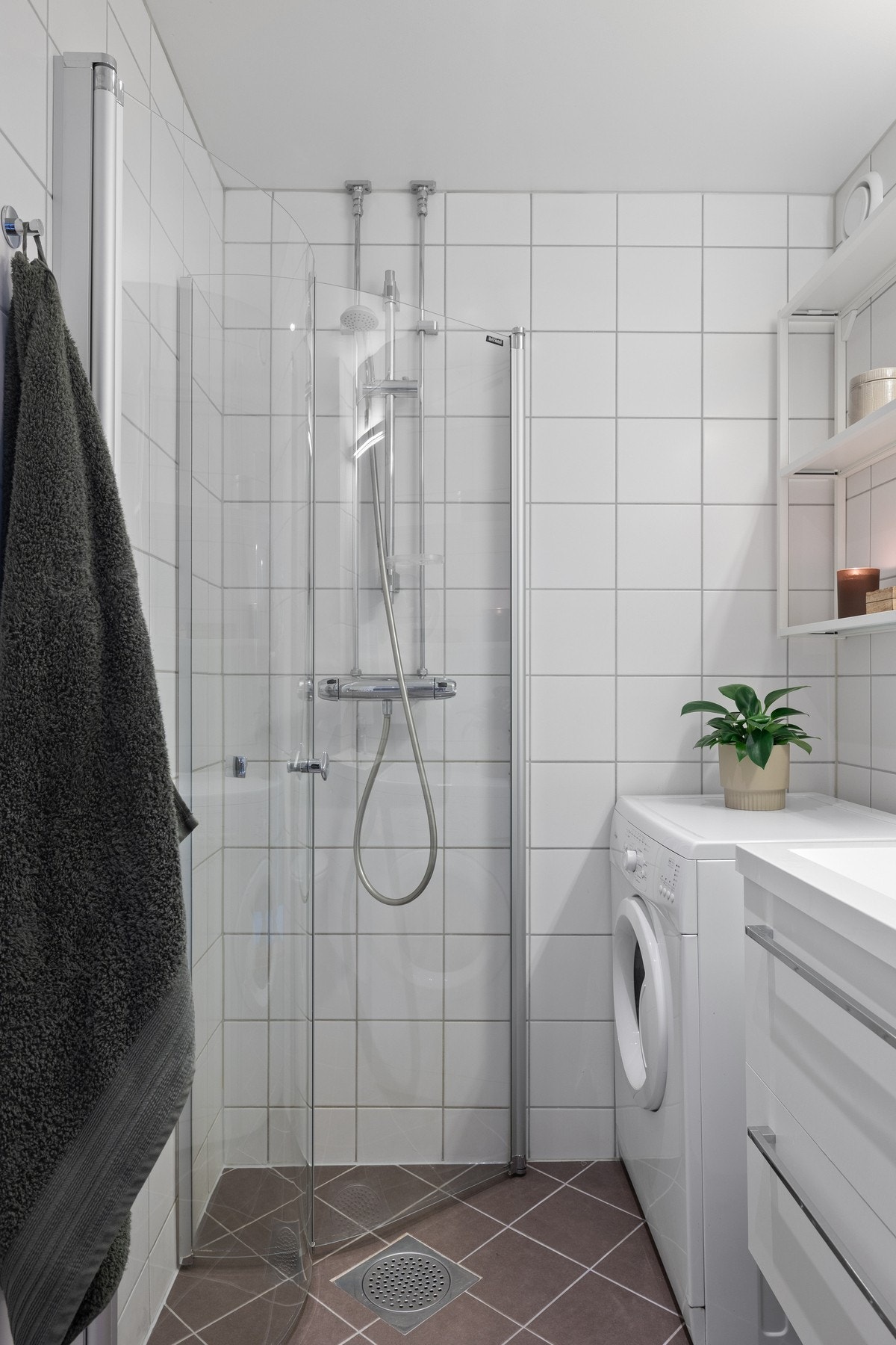 Opplegg for vaskemaskin. Flislagt gulv med elektriske varmekabler. Galleribilde