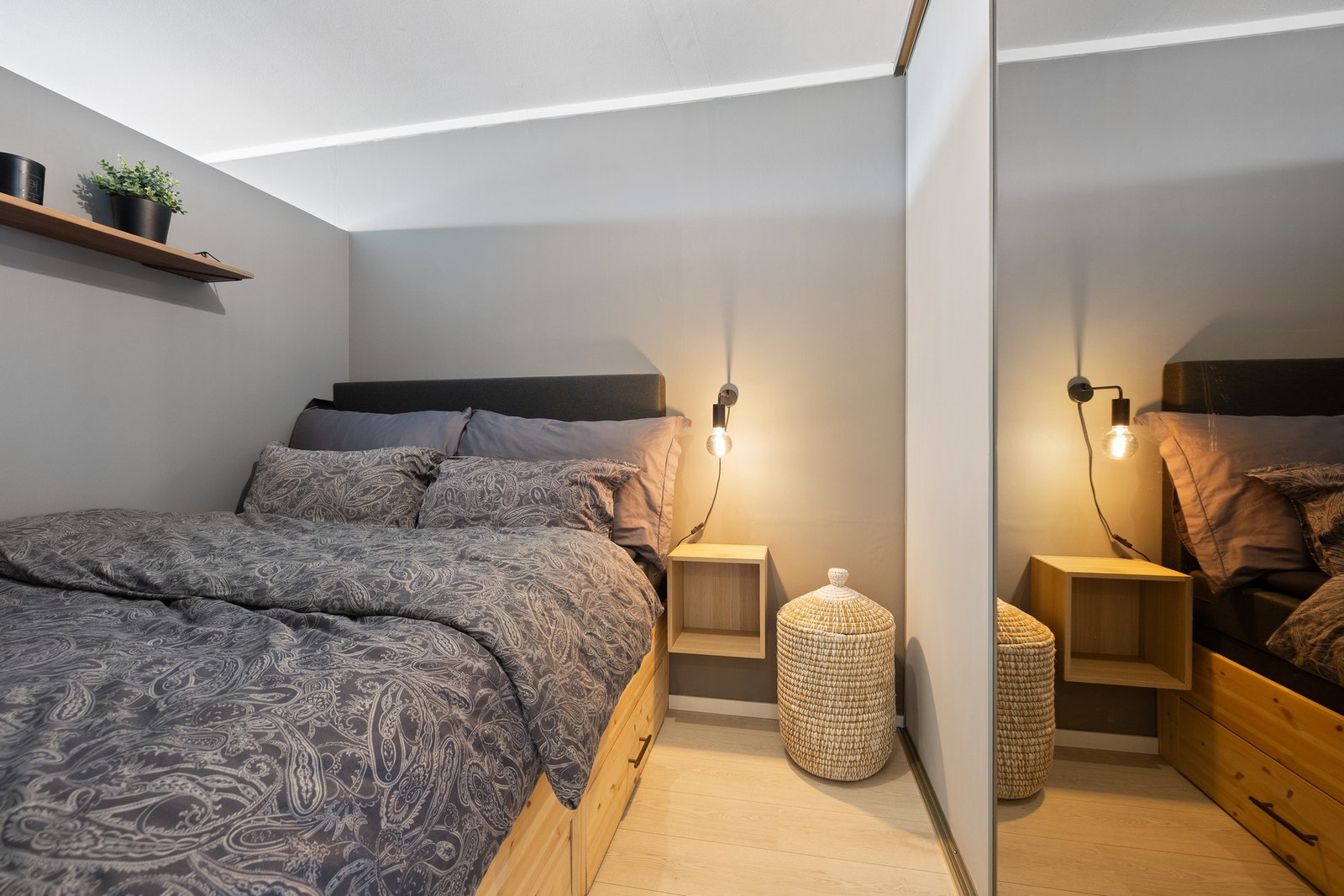 Praktisk sovealkove som har plassbygd seng og nattbord. Galleribilde