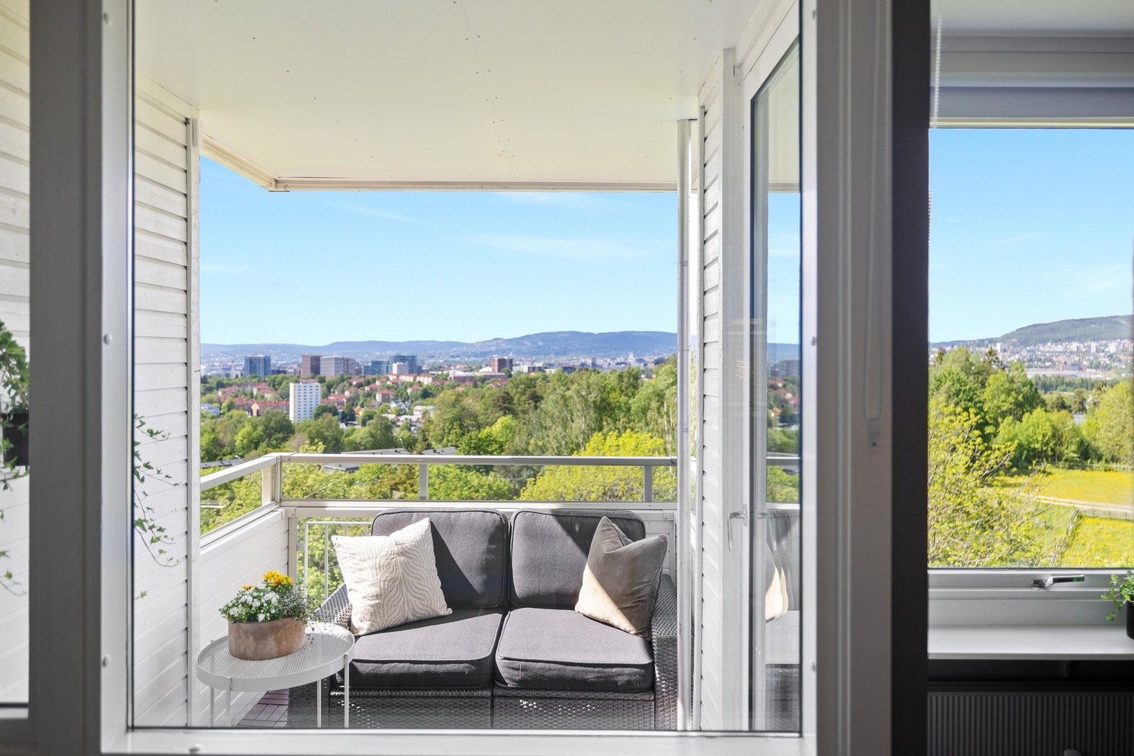 Fra stuen er det utgang til en herlig balkong med utsikt over Oslo. Galleribilde
