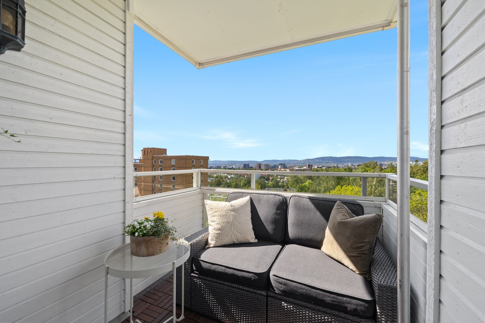 Det er malt panel og beiset balkonggulv i 2023. Galleribilde