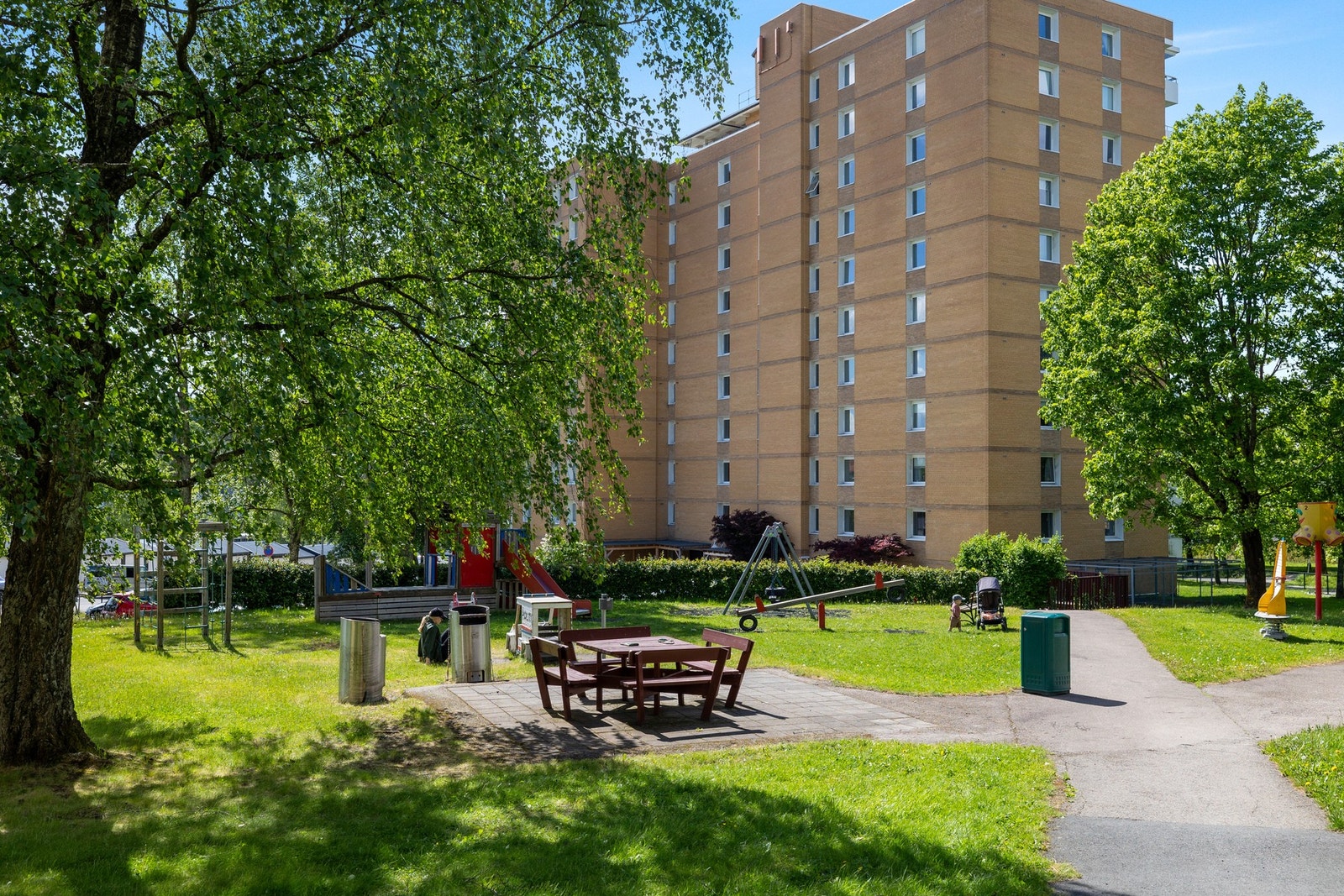 Borettslagets området er pent opparbeidet med sittebenker Galleribilde