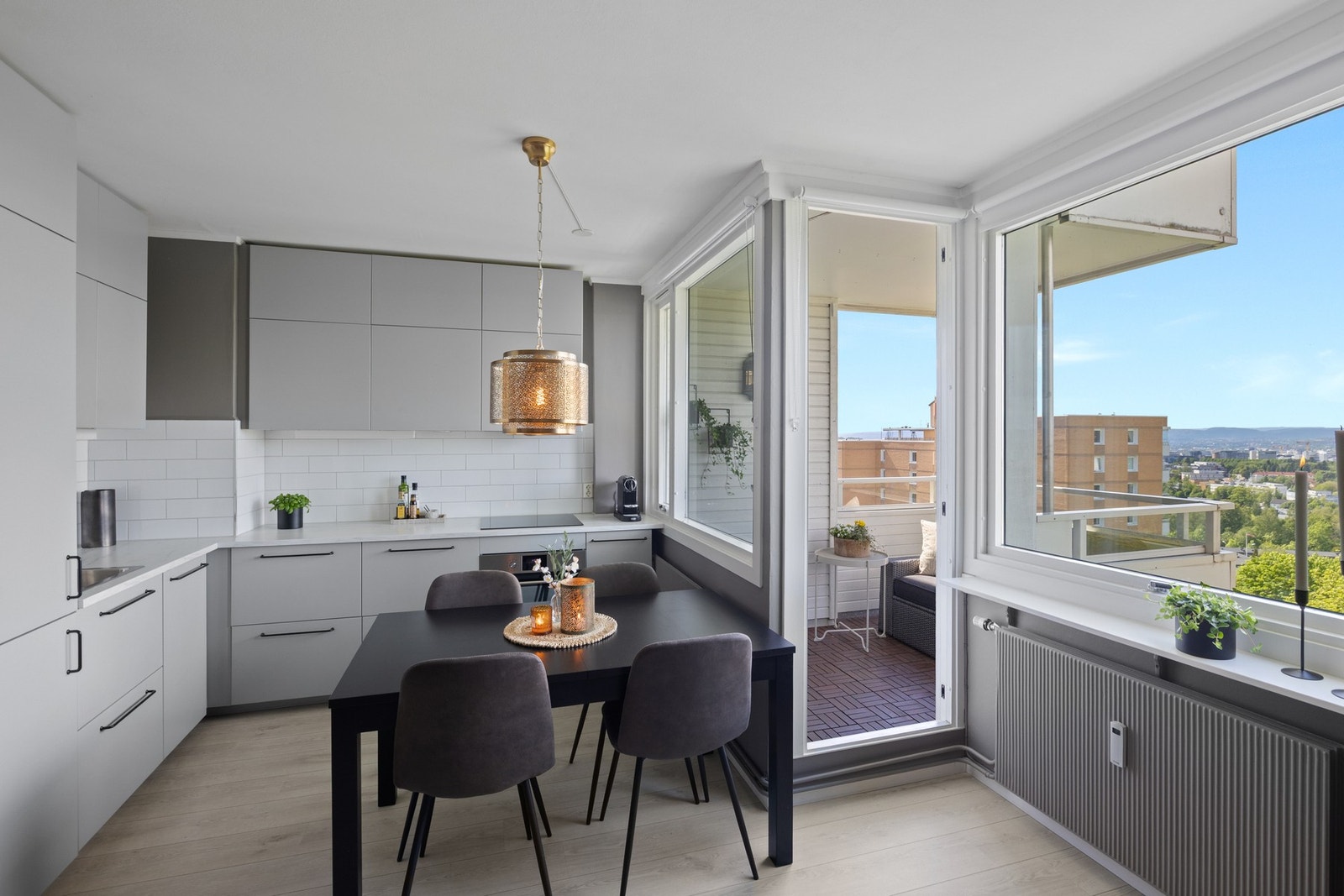 Store vinduer som slipper inn rikelig med lys. Galleribilde