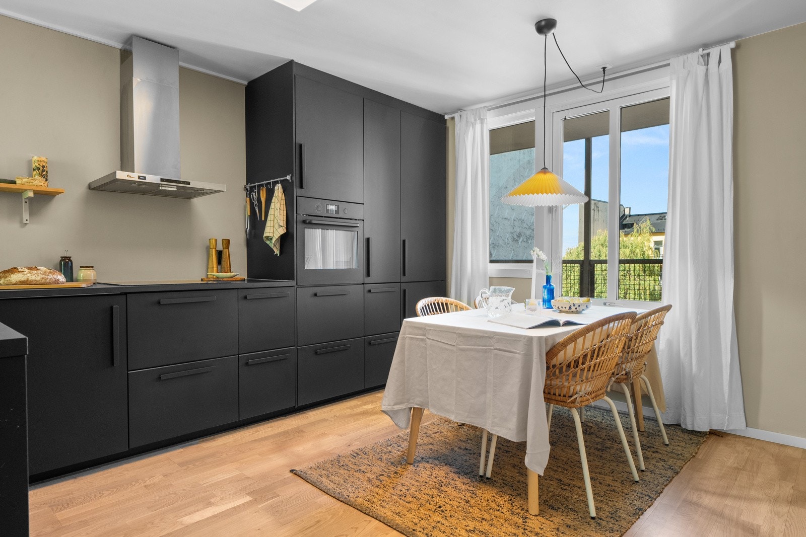 Integrerte hvitevarer bestående av kjøleskap med frysedel, komfyr, platetopp og oppvaskmaskin som medfølger handelen. Kjøleskapet er fra 2025. Galleribilde