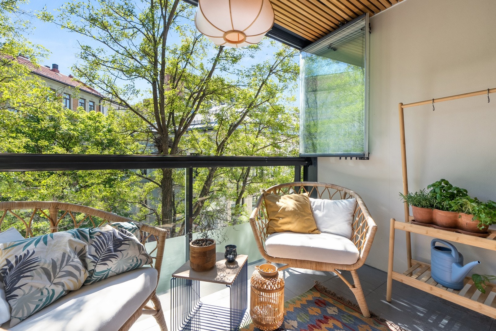 Balkongen ble oppgradert i regi av borettslaget i 2021, med nye fliser, spiler i himlingen og ny balkongdør. Galleribilde