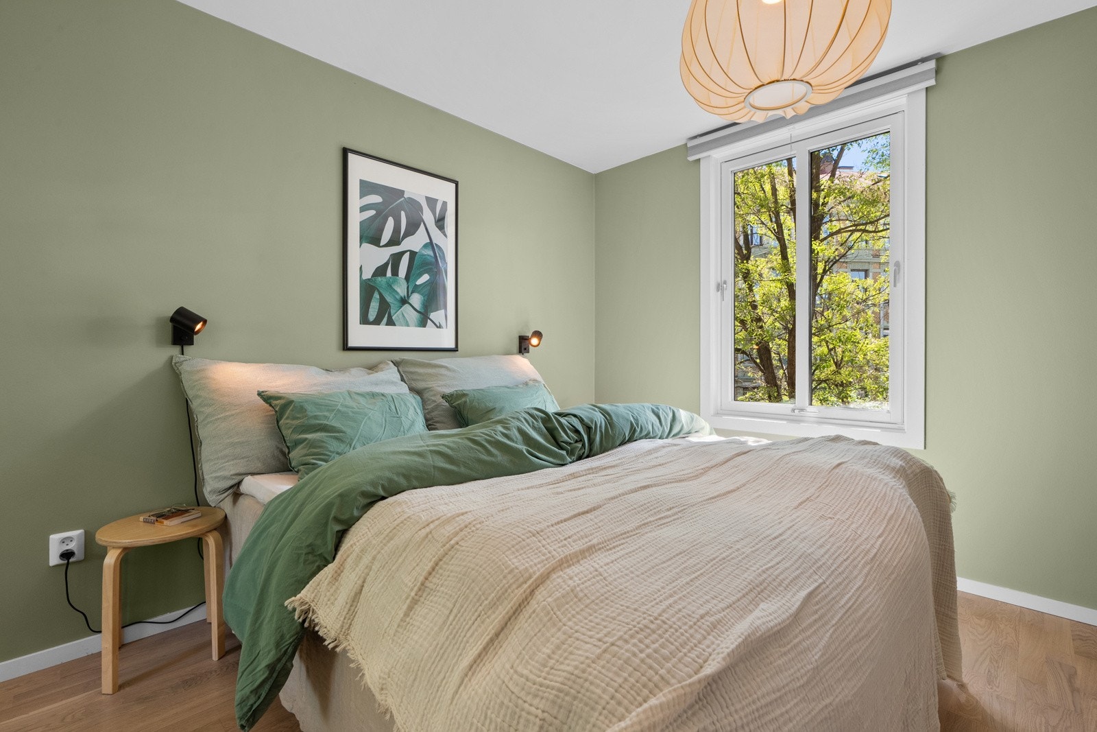 Luftig og fint soverom av god størrelse. Det er plass til dobbeltseng, nattbord og annet ønskelig møblement. Galleribilde