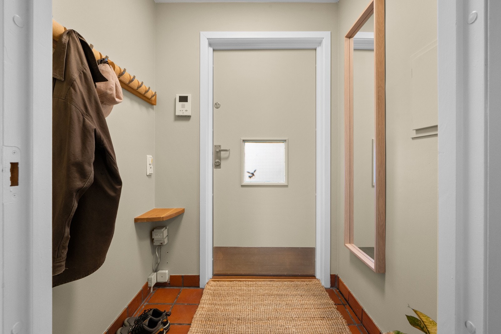 Innbydende og nymalt entré som gir et godt førsteinntrykk av leiligheten. Det er flislagt gulv med varme. Galleribilde