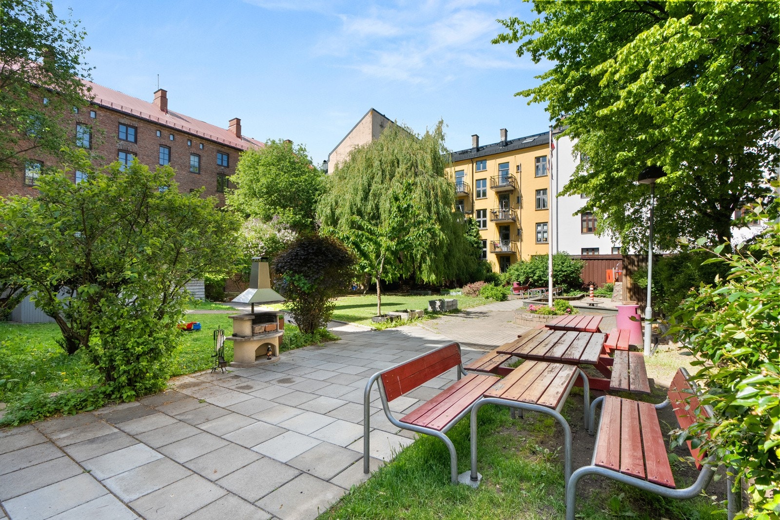 Veldrevet borettslag med 173 leiligheter. Det er fine, frodige fellesarealer. Galleribilde