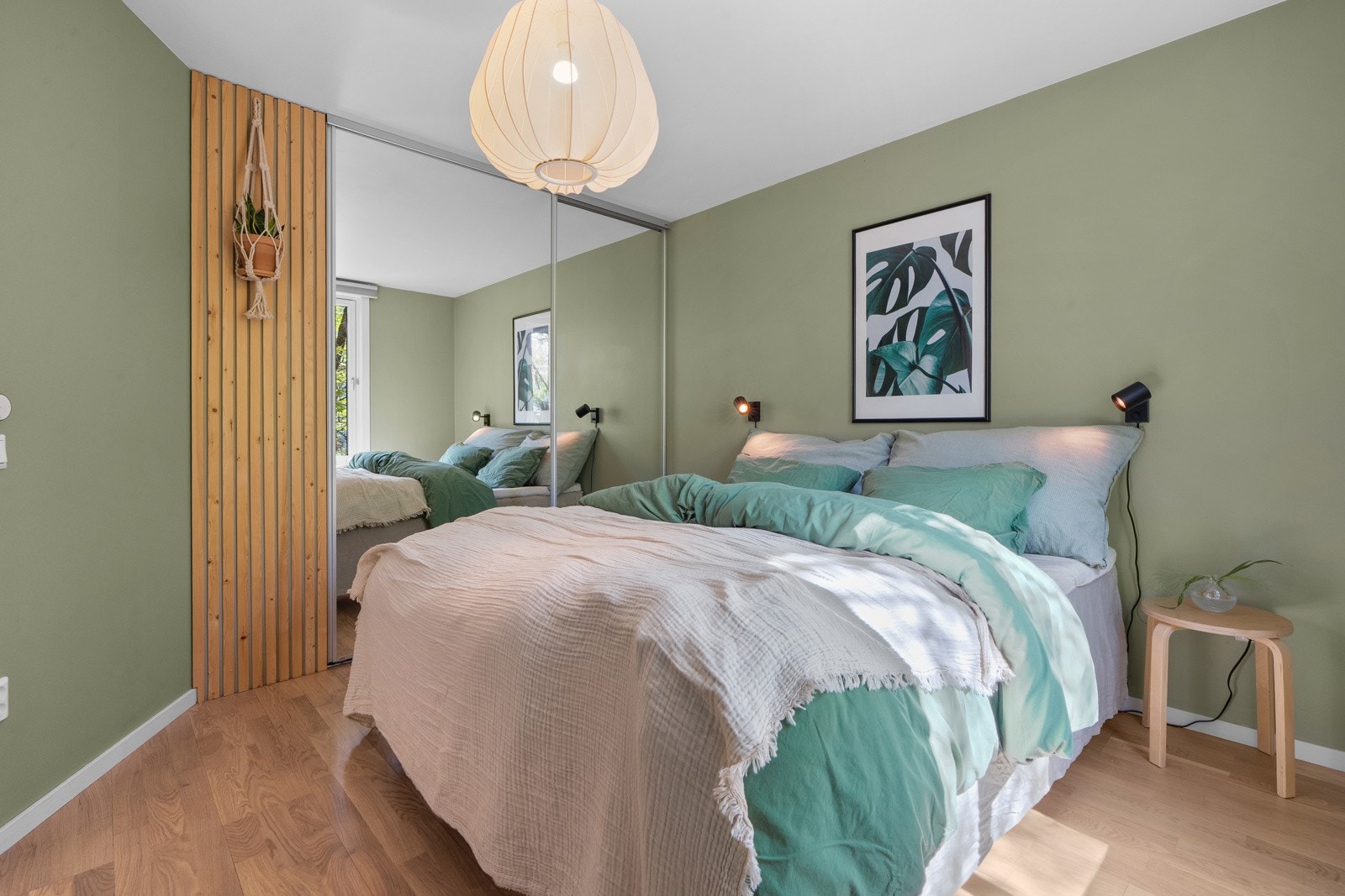 Rommet er innredet med et garderobeskap som medfølger handelen. Galleribilde