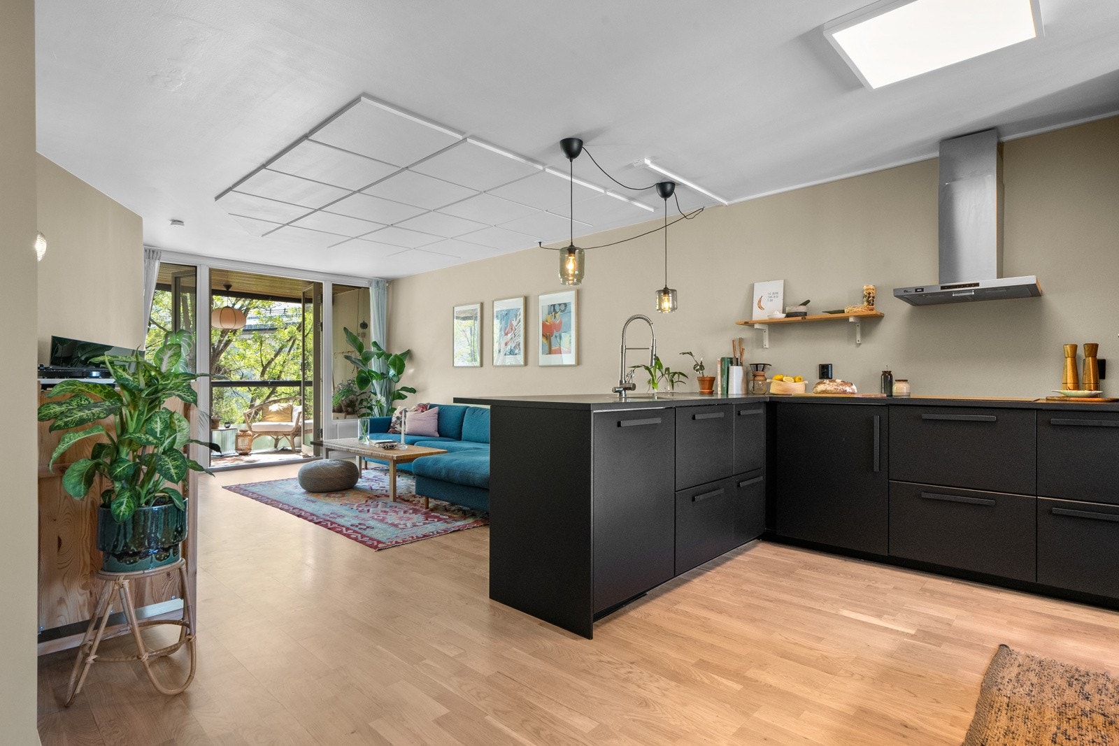 En moderne og gjennomført 2-roms leilighet midt i hjertet av Oslo. Perfekt for deg som vil bo sentralt og urbant. Galleribilde