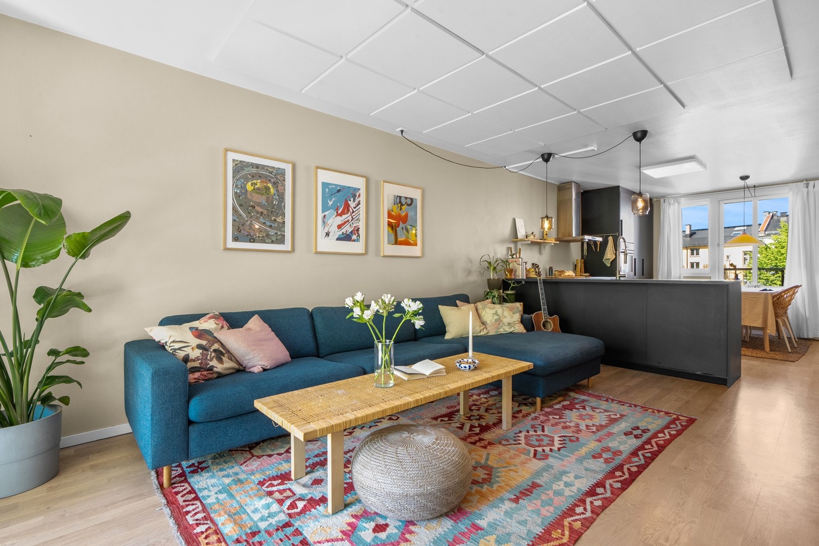 Det er plass til en større sofagruppe med tilhørende møblement og tv-seksjon, samt et spisebord ved kjøkkenet. Galleribilde