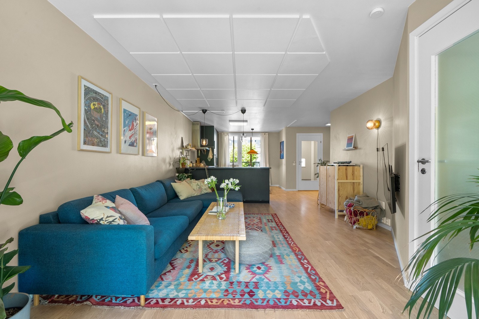 Stuen har en åpen og velfungerende løsning mot kjøkkenet, noe som sikrer en god utnyttelse av arealet og skaper et hyggelig og sosialt oppholdsrom. Galleribilde