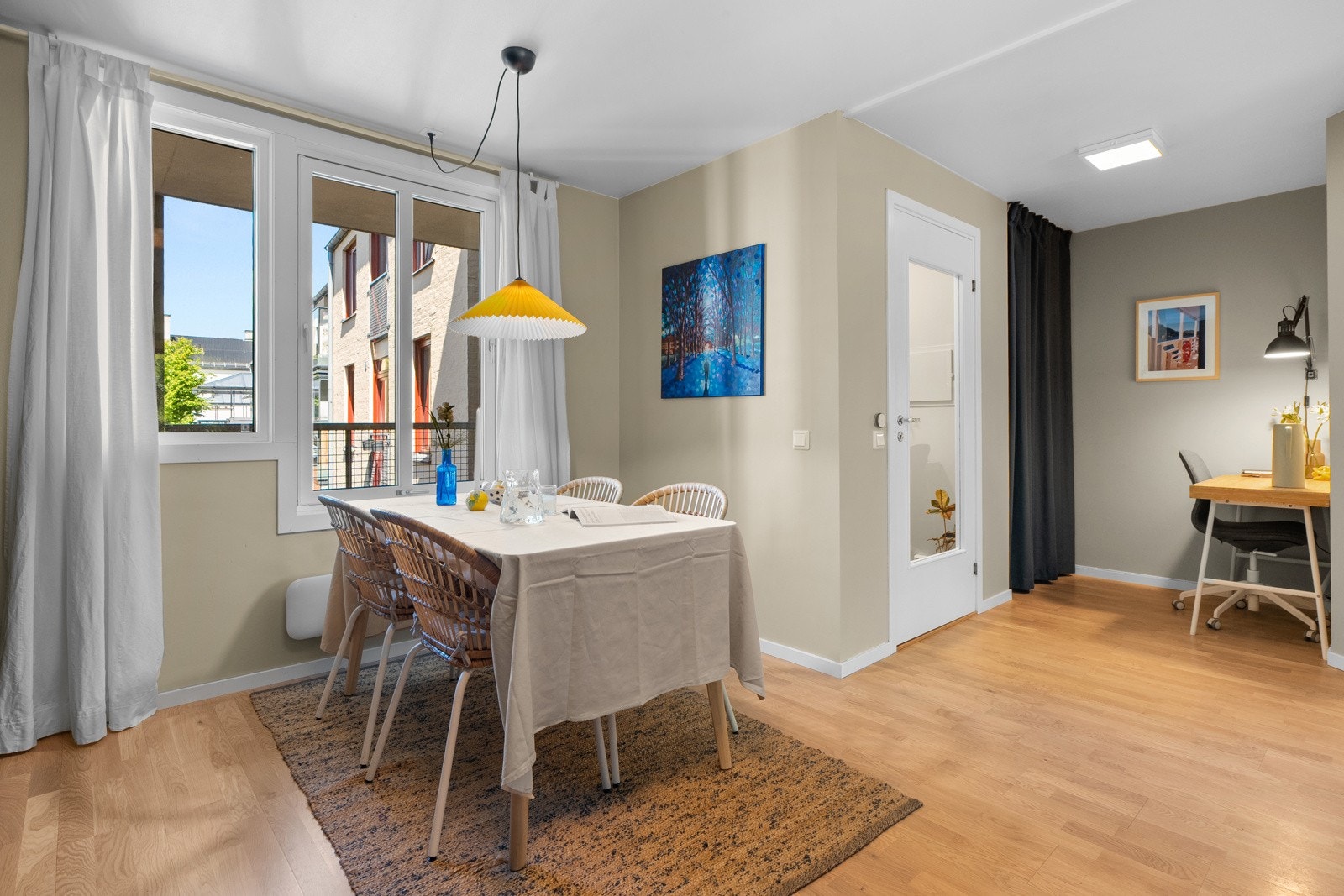 Leiligheten er vel gjennomført med tidløse og delikate overflater, og pen parkett på gulv fra 2019. Galleribilde