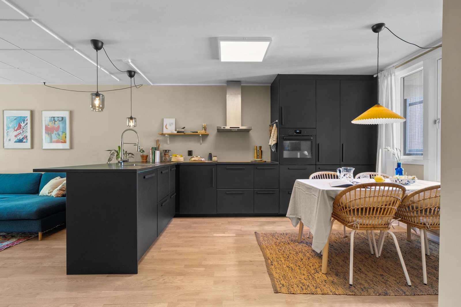 Stilrent kjøkken fra 2020 med gode løsninger. Det er godt med arbeidsflate og skapplass. Galleribilde