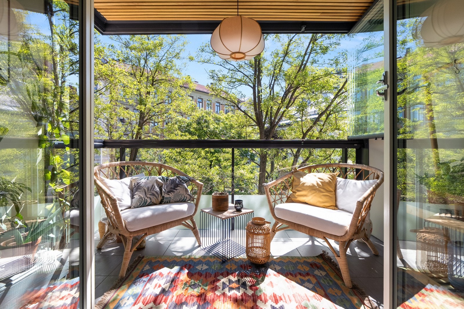 Fra stuen er det utgang til en herlig, innglasset balkong på 6m². Galleribilde