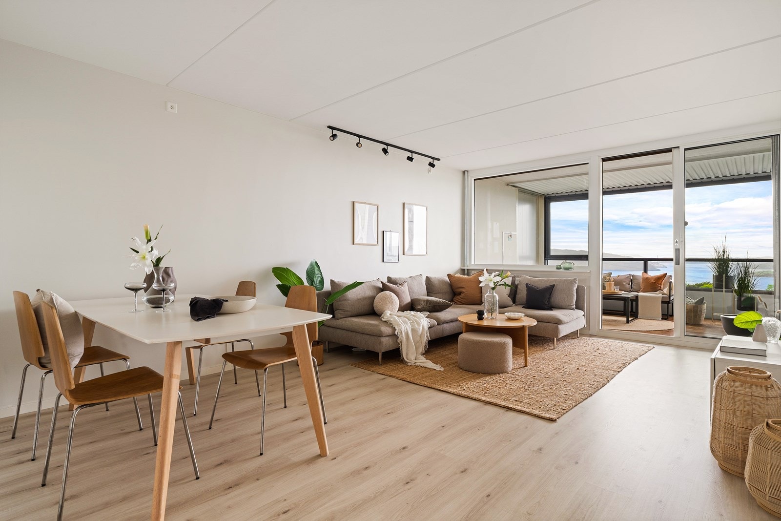Stor stue med plass til både spise-og sofagruppe. Galleribilde