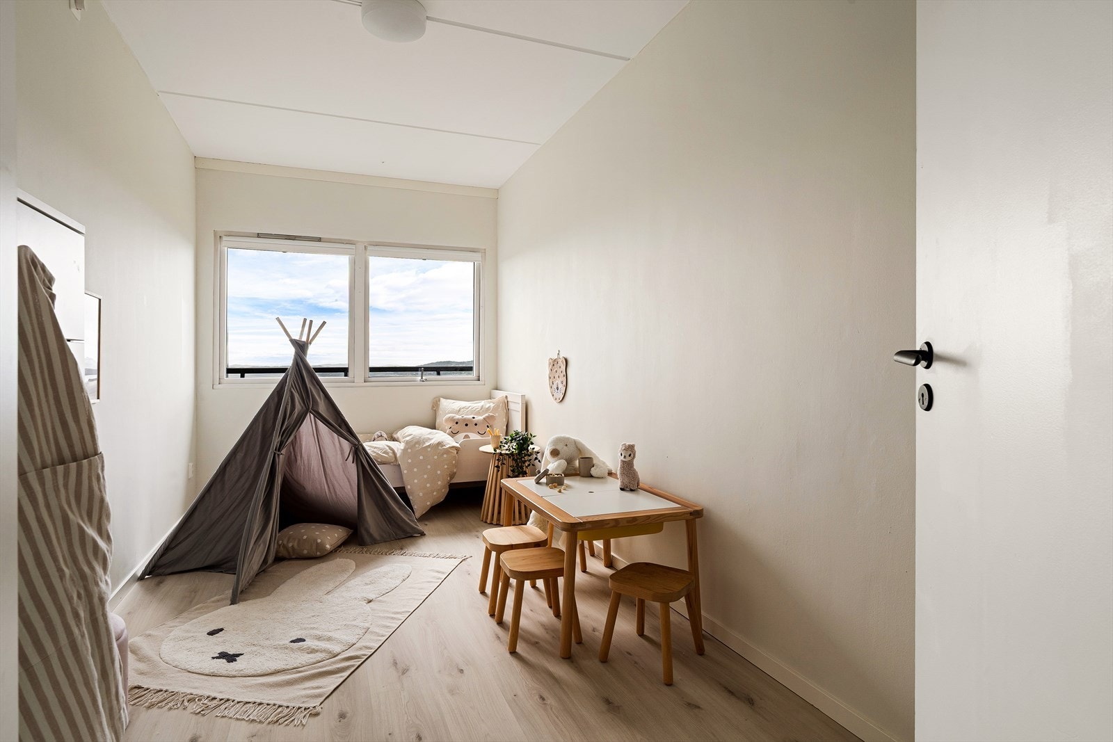 Leilighetens andre soverom måler ca. 10,20 m² med plass til seng, nattbord, garderobe og annen ønsket innredning. Galleribilde