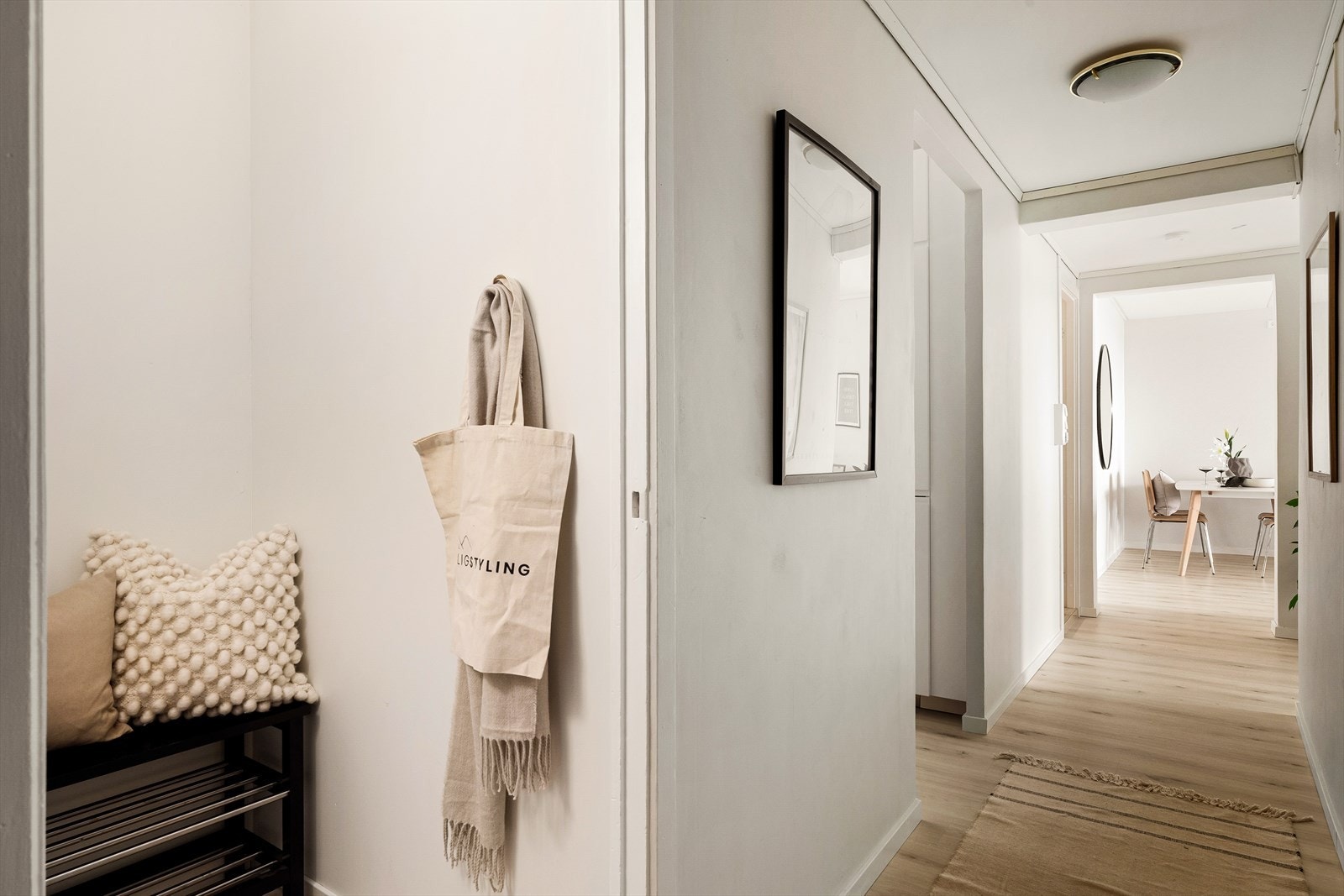 Entré med plass til oppbevaring av sko og yttertøy. Galleribilde