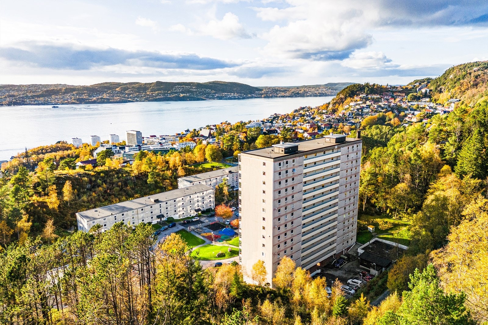 Dagligvarebutikk, treningssenter, skoler og barnehager ligger i kort avstand fra leiligheten. Galleribilde