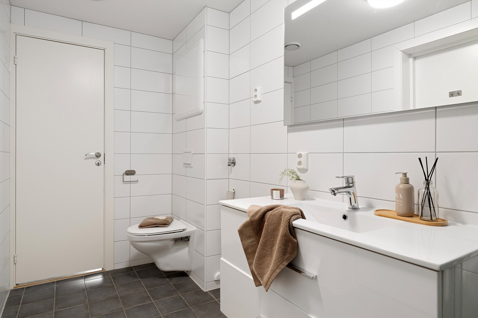 Badet har nyere stålsluk med oppsamlerkopp, i tillegg til smøremembran med dokumentert utførelse. Galleribilde