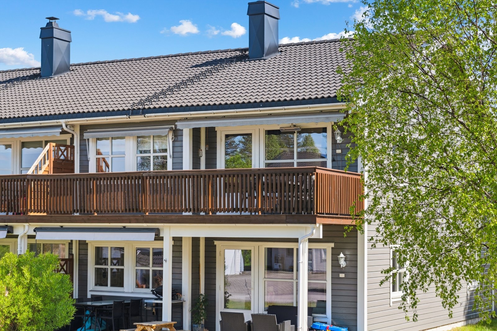 Denne innbydende leiligheten i 2. etasje har en god planløsning og en sentral beliggenhet på Kjerneby. Galleribilde