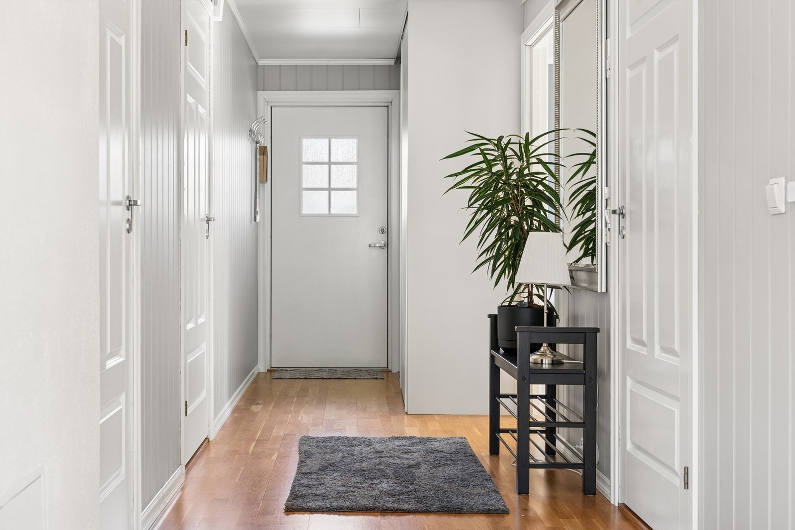 Velkommen inn! Entréen har en praktisk skyvedørsgarderobe og en knaggrekke. Galleribilde