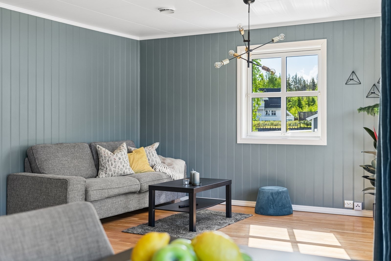 Stuen har flere møbleringsmuligheter og det er god plass til sofa- og tv-møblement. Galleribilde