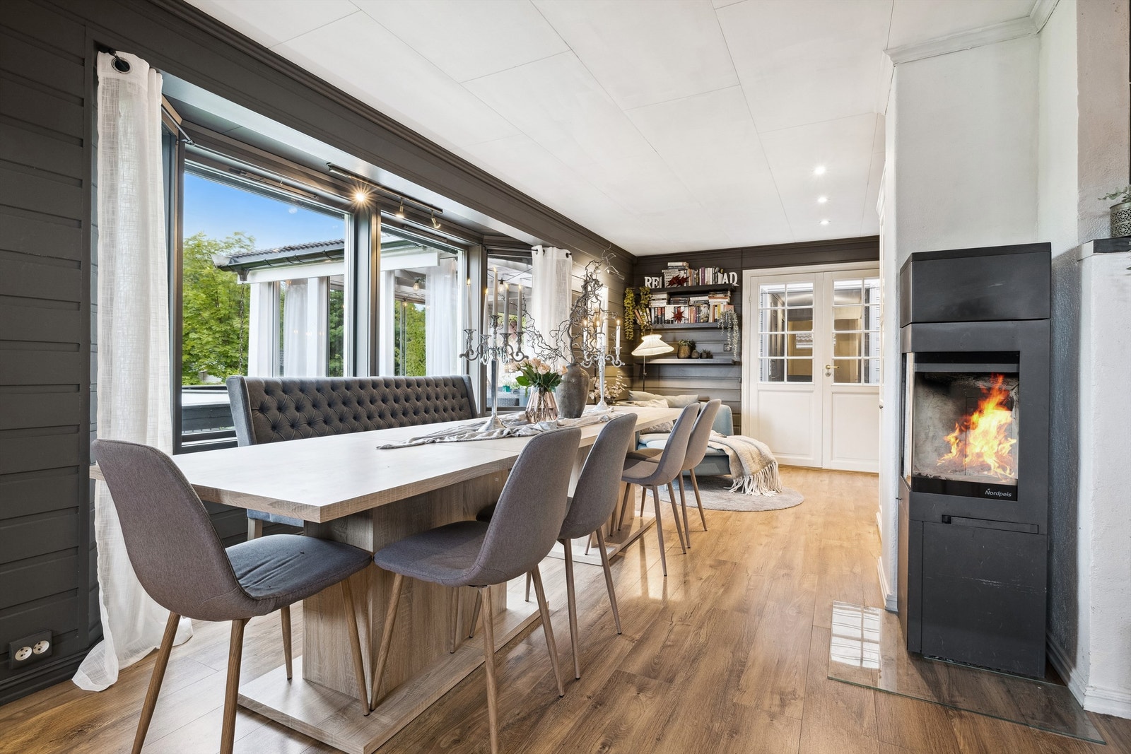 Stor og innbydende stue med god plass til å samle venner og familie! Galleribilde