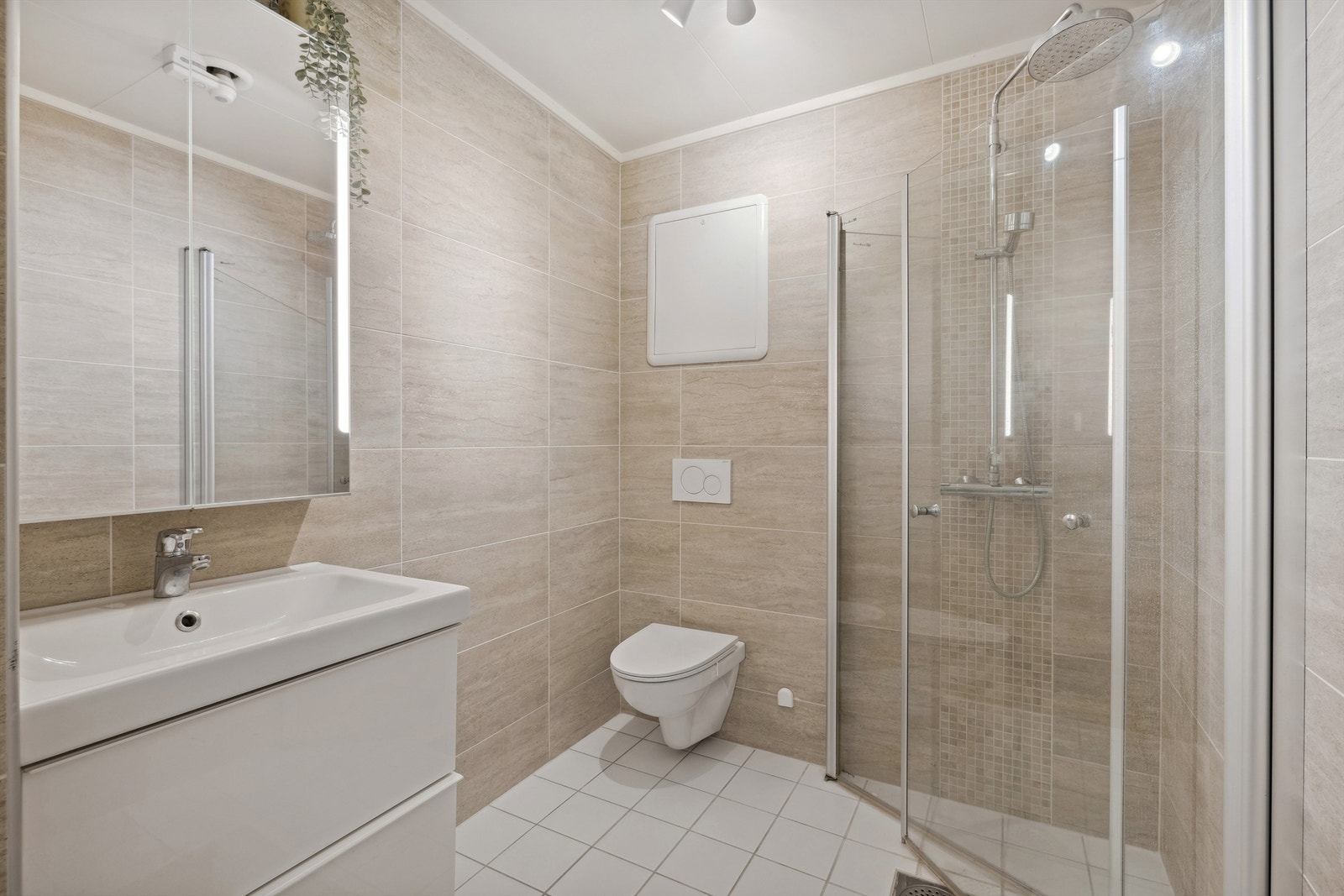 Lekkert og moderne bad i kjelleren fra 2015. Galleribilde