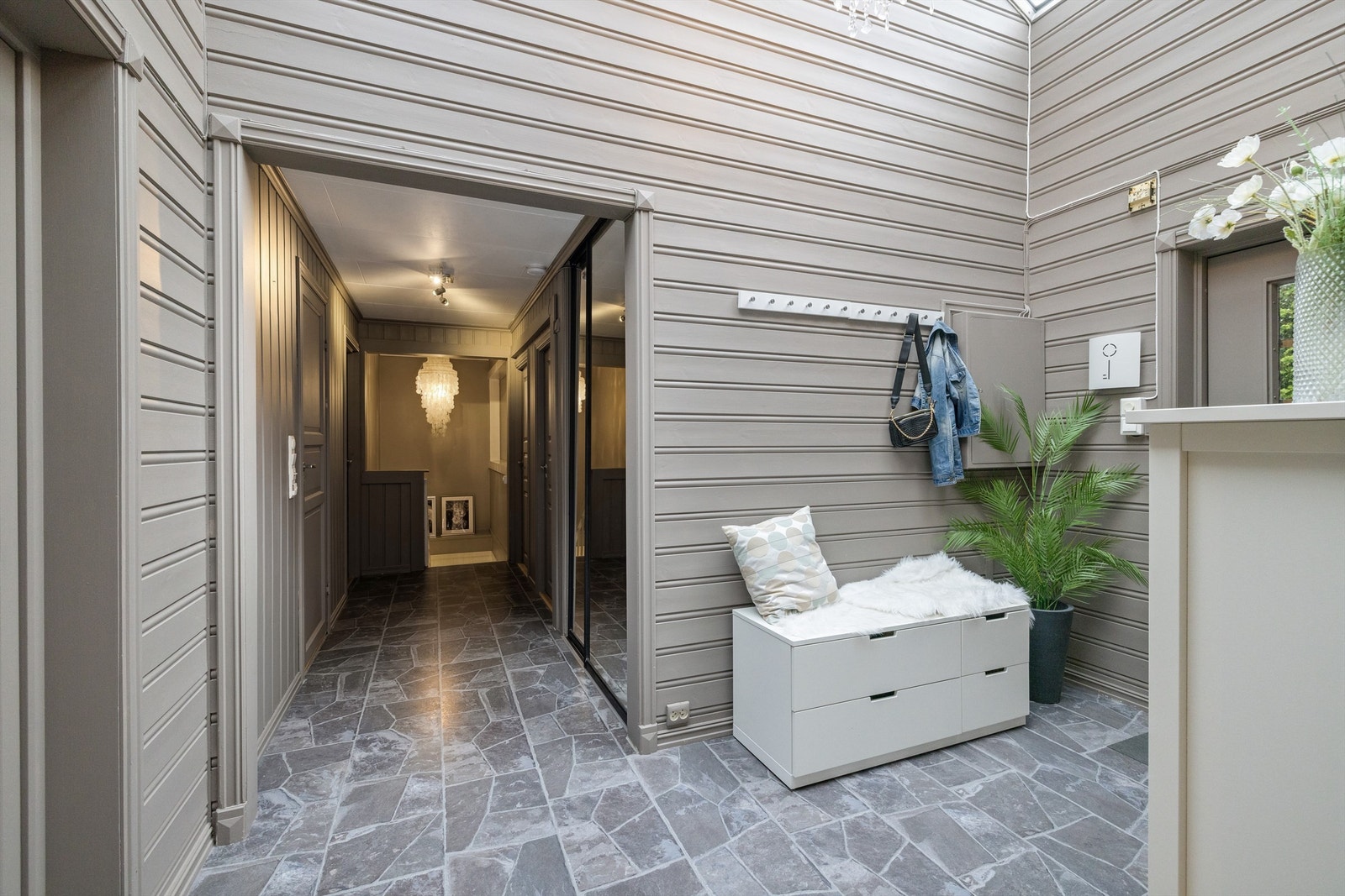 Entre/ gang med skyvedørsgarderobe Galleribilde