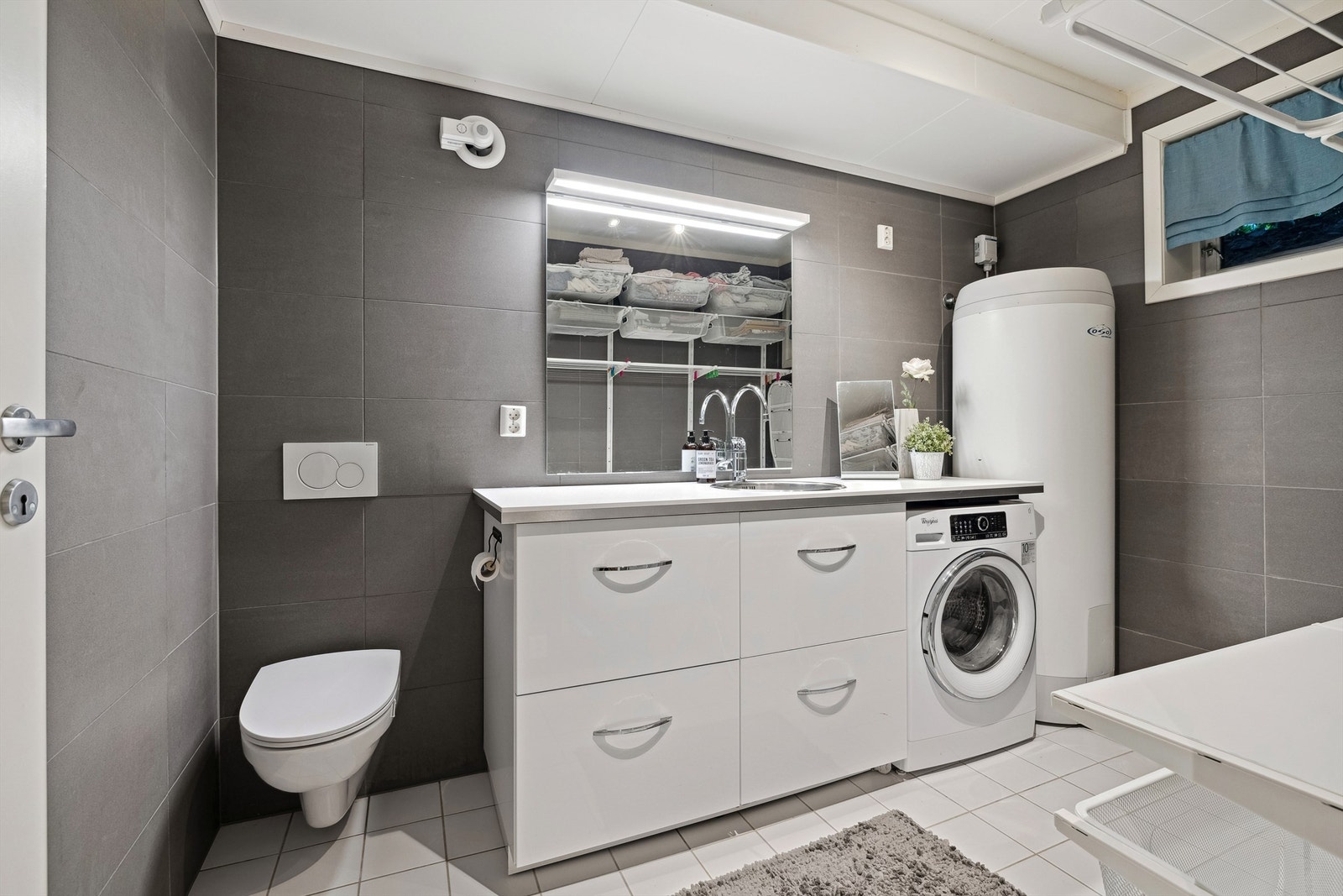 Flott vaskerom fra 2015 med elektriske varmekabler. Galleribilde