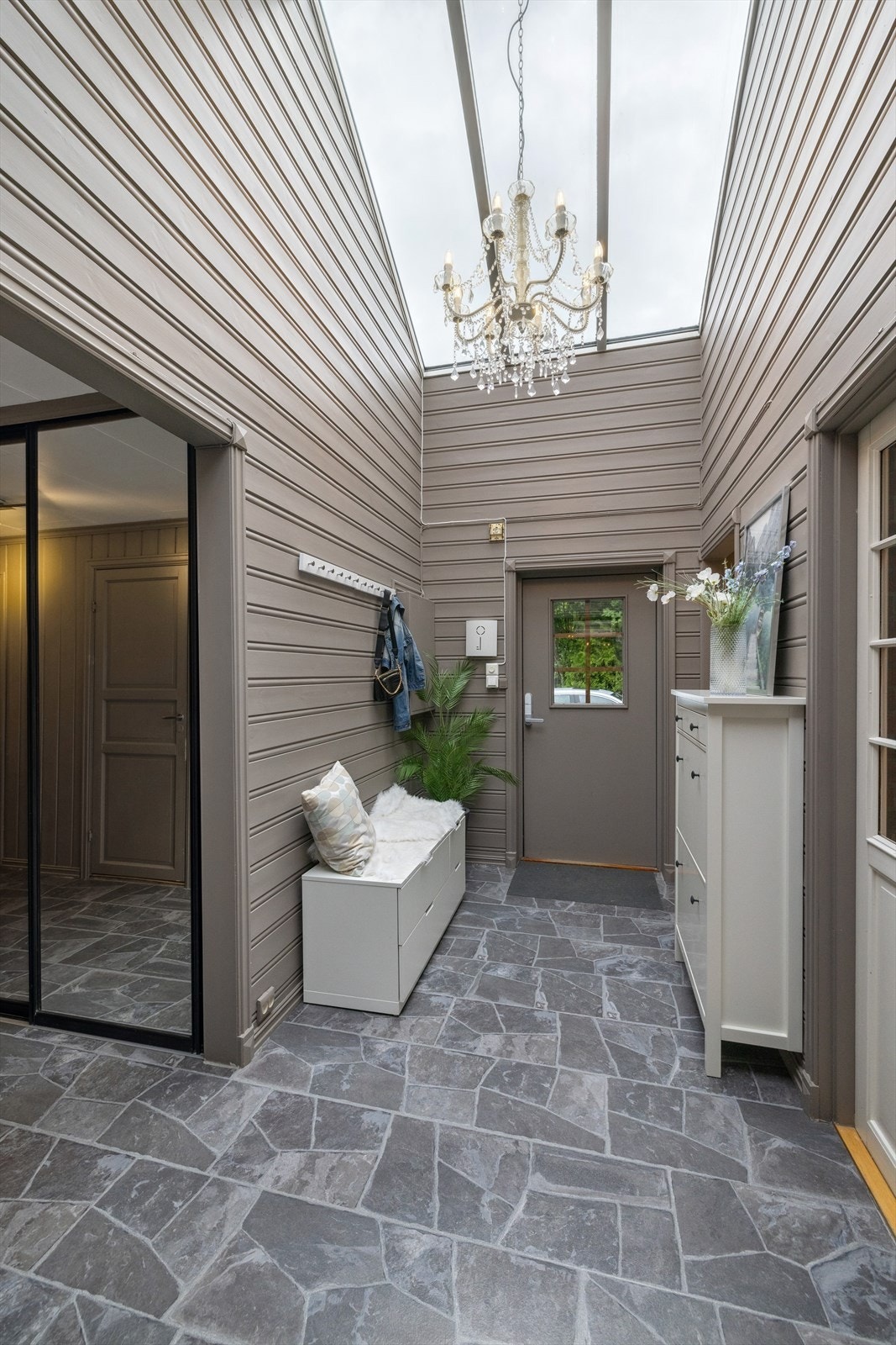 Flott entre, der god takhøyde og glasstak gir svært god romfølelse. Galleribilde