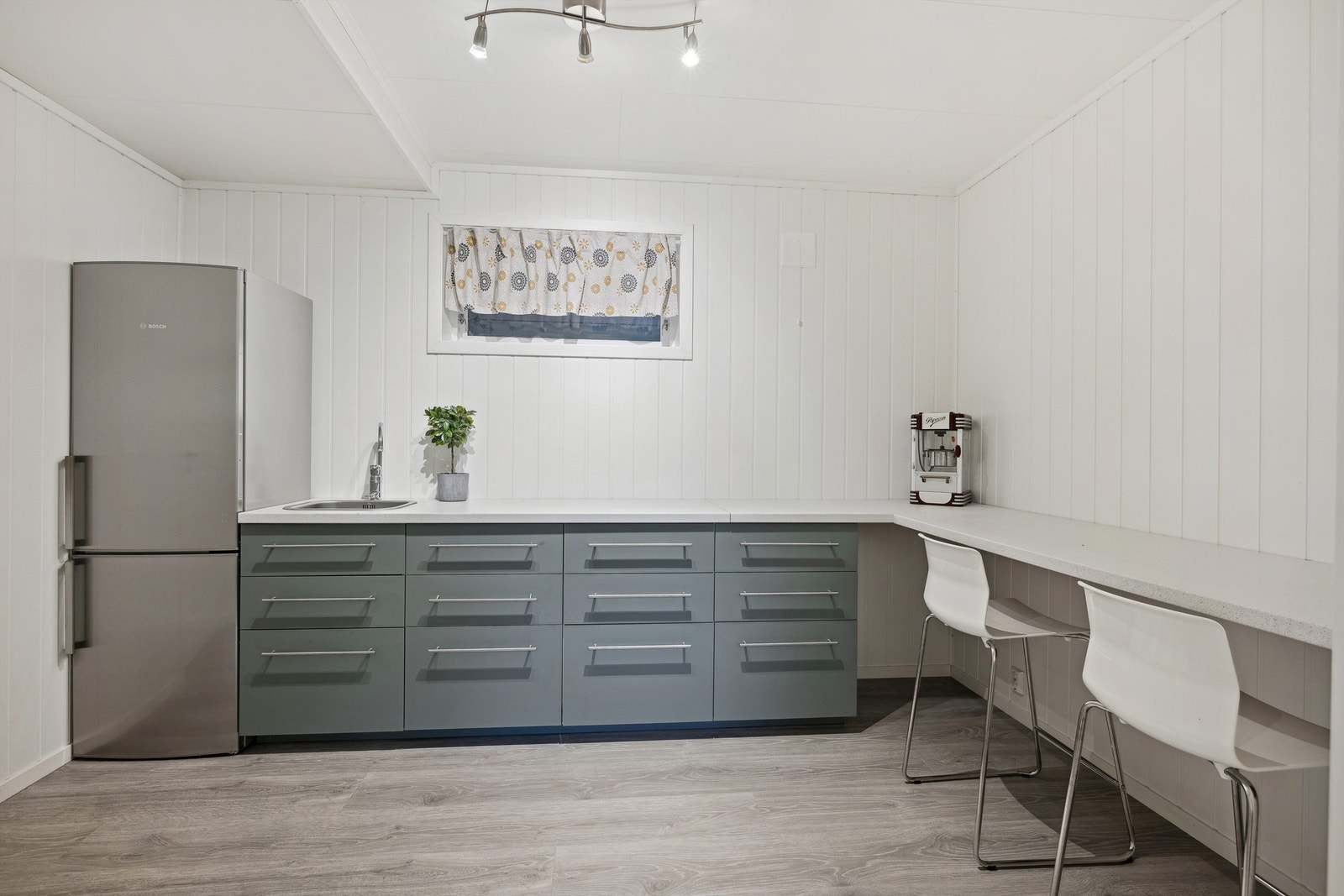 Kjøkkenrom/ lagerrom i kjelleren Galleribilde