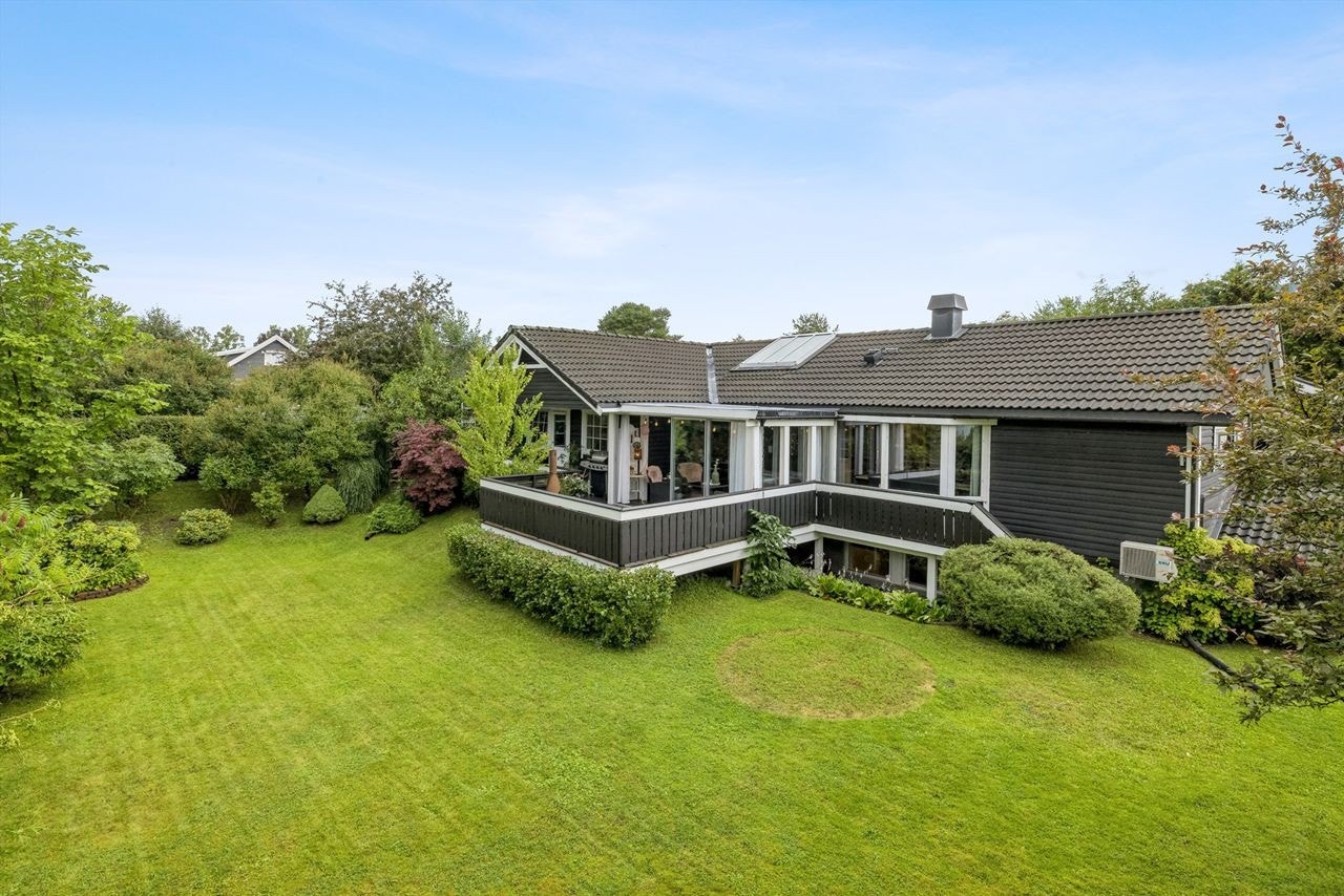 Dette er en innholdsrik enebolig med meget god beliggenhet innerst i blindveg, i barnevennlig og attraktivt område! Kort veg til skole, jernbane og sentrum. Galleribilde