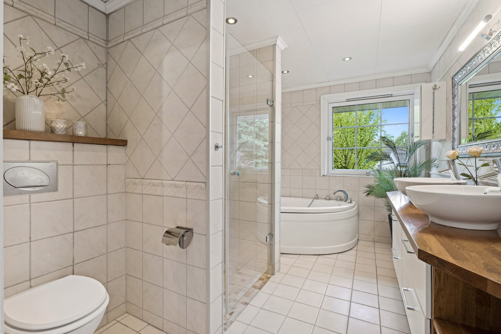 Stort, flislagt bad i 1.etasje med komfortabel gulvvarme. Galleribilde