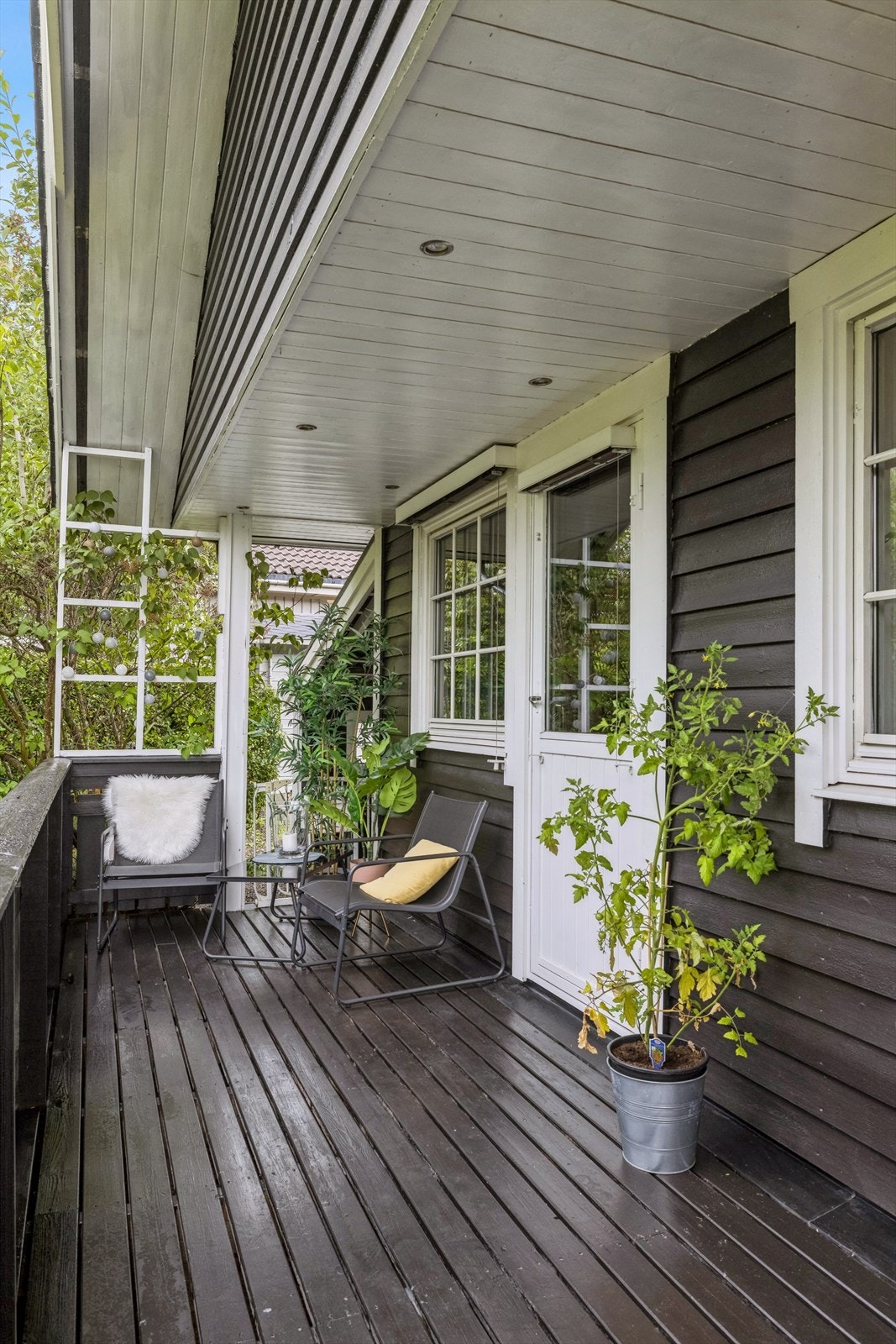 Det er montert solskjerming på flere vinduer mot sør. Galleribilde