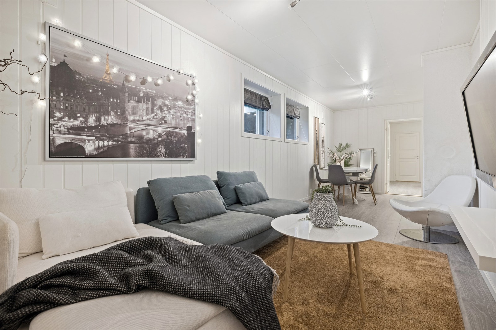 Ett av rommene nede benyttes som stue. Det er ikke søkt bruksendring av kjelleren, og rommene må betraktes som lagerrom. Galleribilde