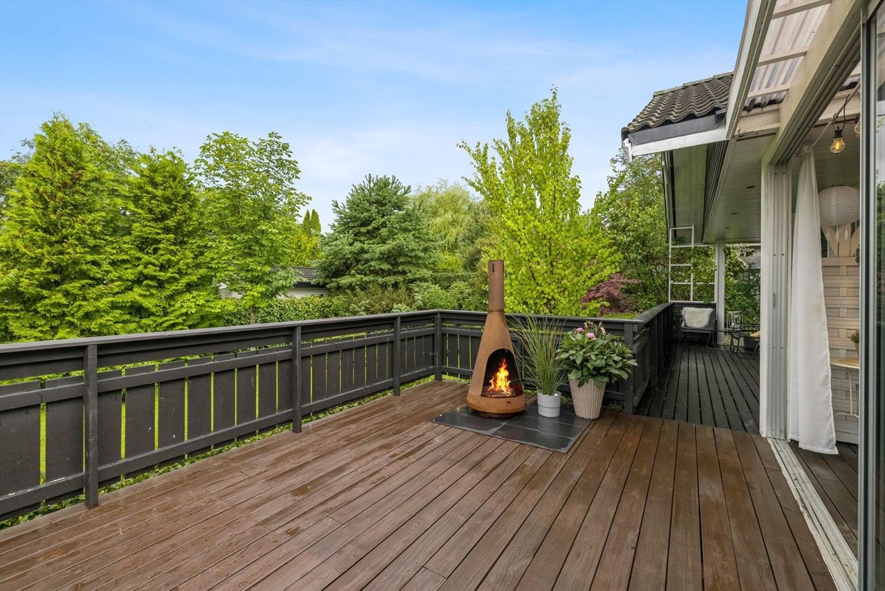 Velkommen til den flotte boligen i Nerkvernvegen 65! På vestsiden av boligen kan du nyte den skjermede hagen fra den romslige terrassen. Galleribilde