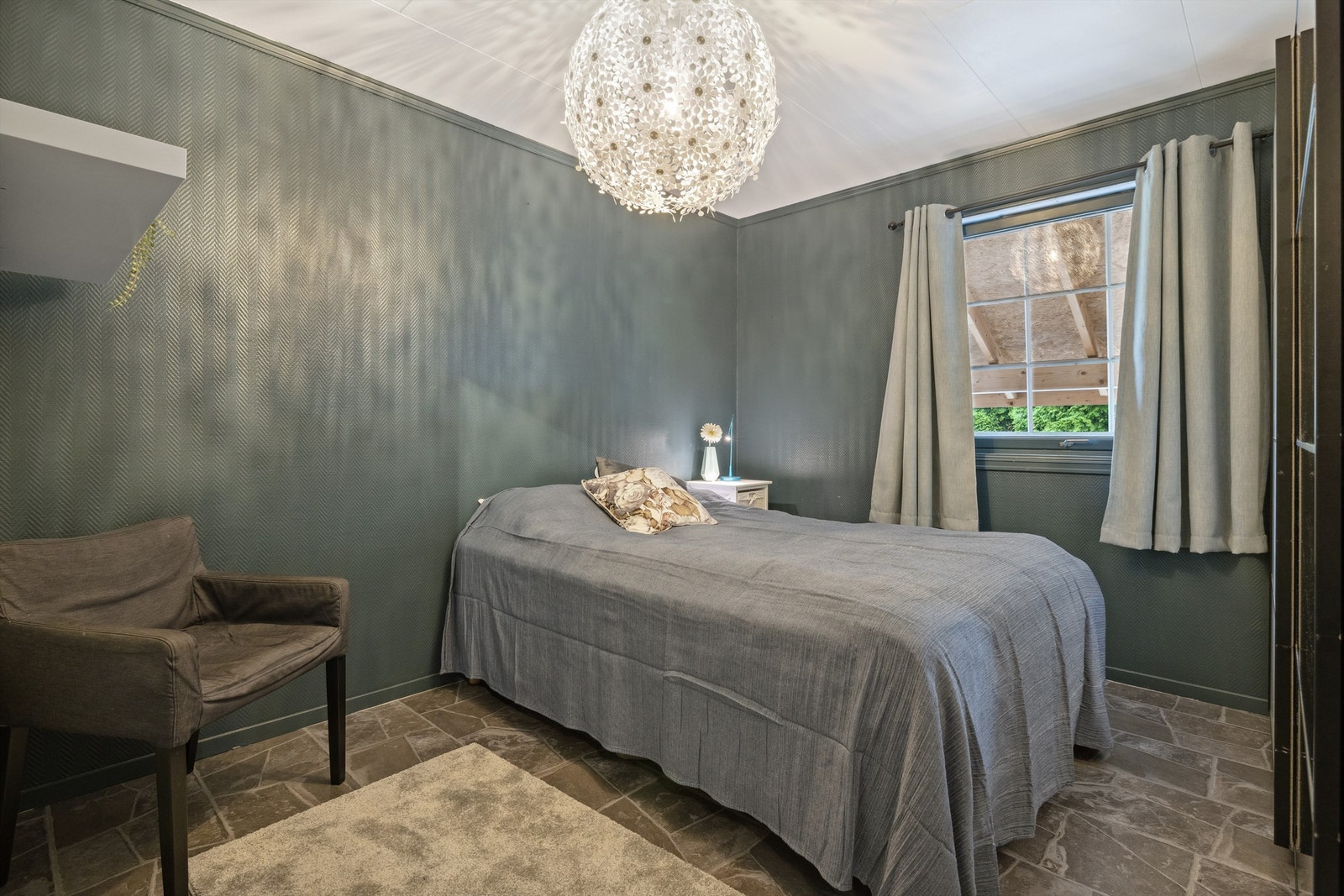 Soverom 2 med garderobe. Galleribilde