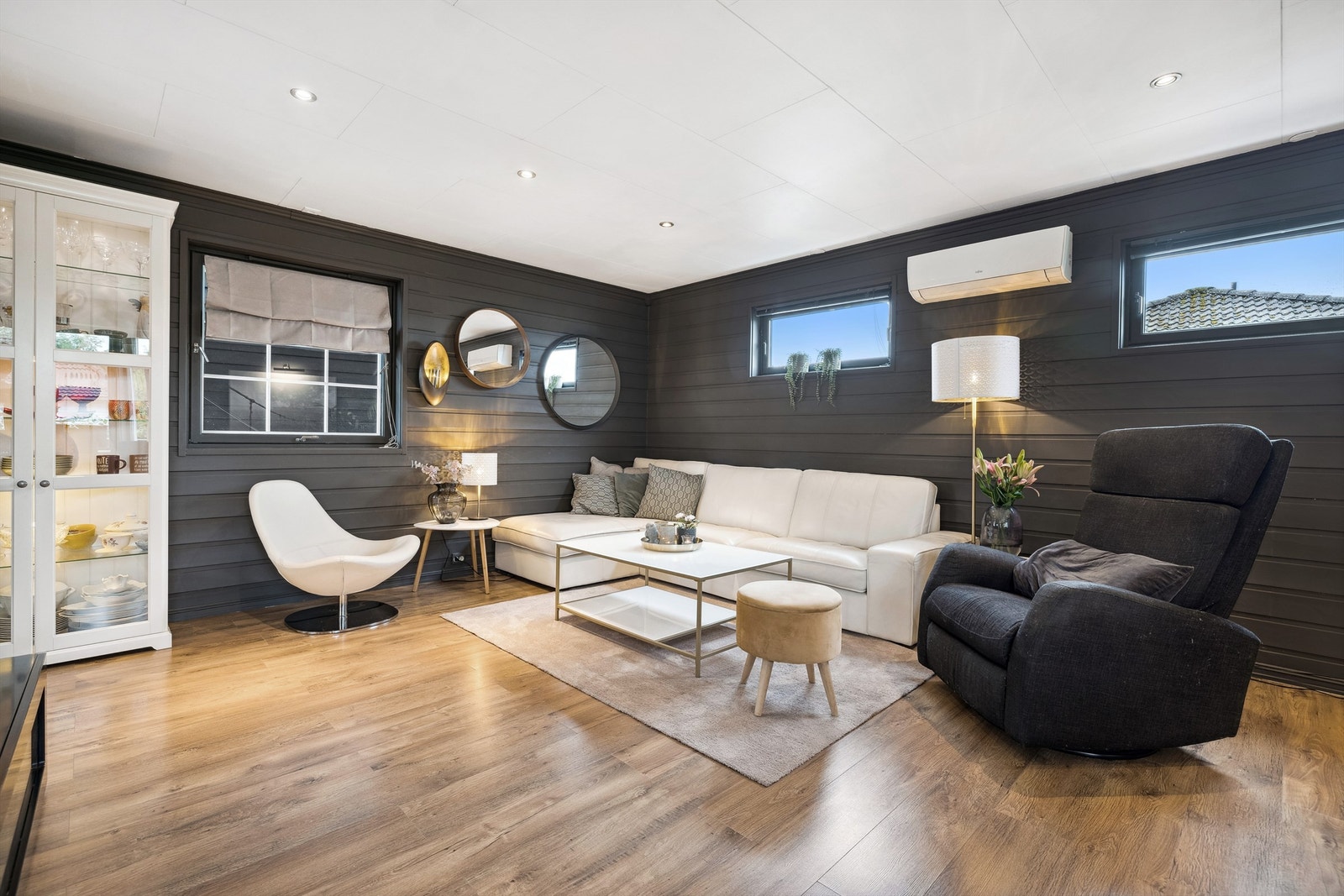 Romslig vinkelstue med godt innfall av dagslys. Galleribilde