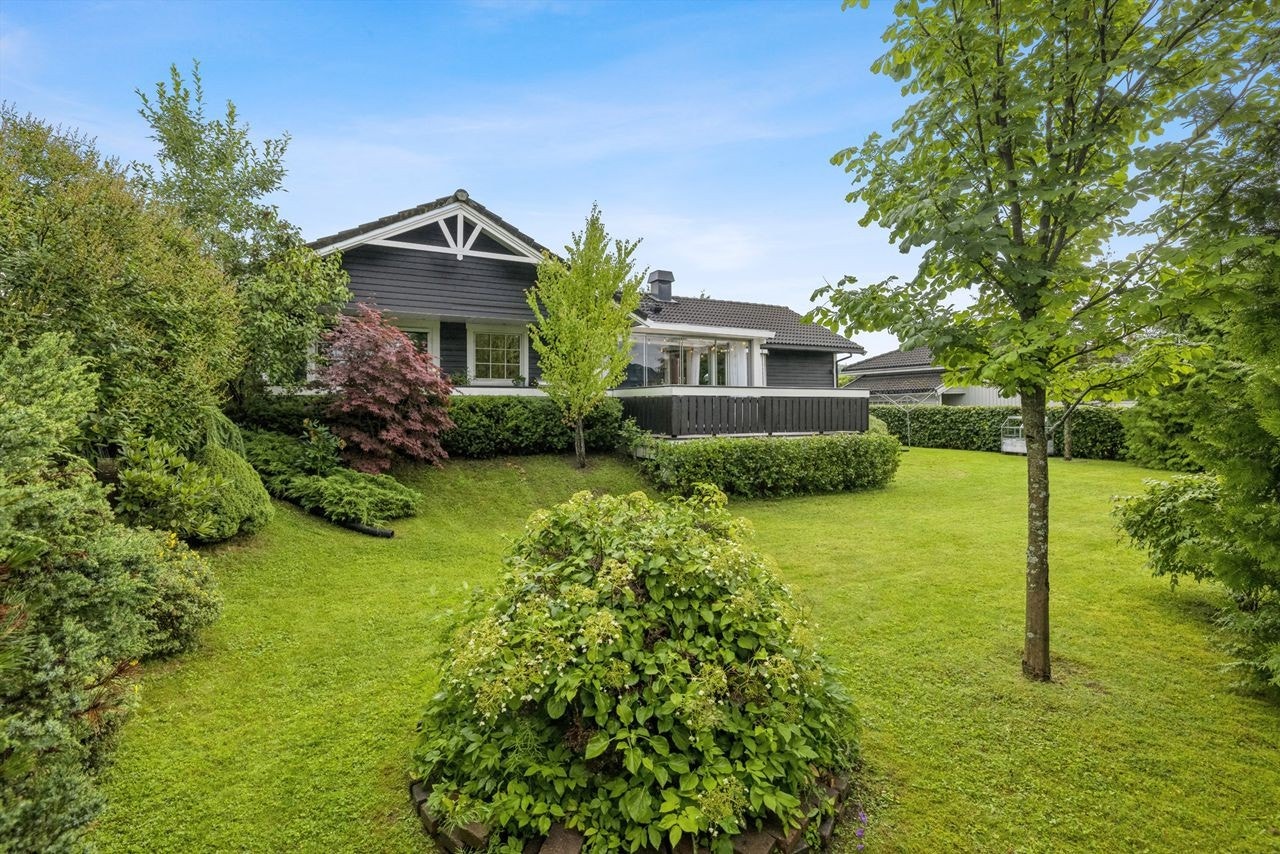 Solrik og sjenert hage med god plass for små og store! Velkommen til en hyggelig visning! Galleribilde